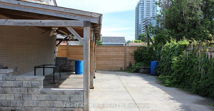 35 Warnica Avenue, Toronto, ON, M8Z 1Z5 - 4