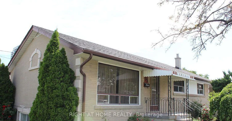 35 Warnica Avenue, Toronto, ON, M8Z 1Z5
