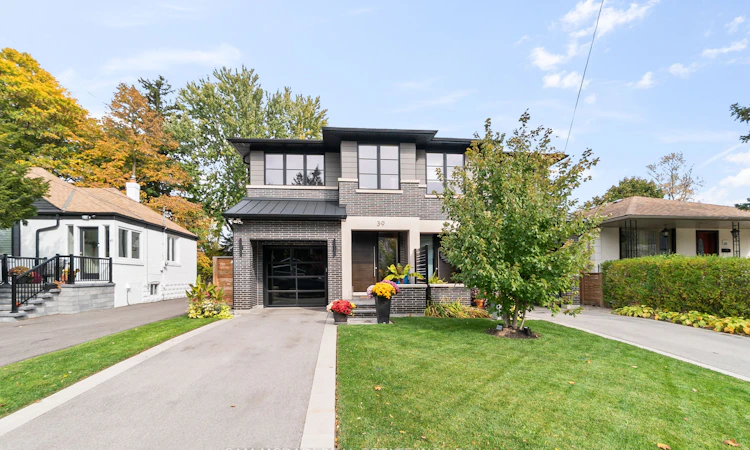 39 Oakwood Avenue N