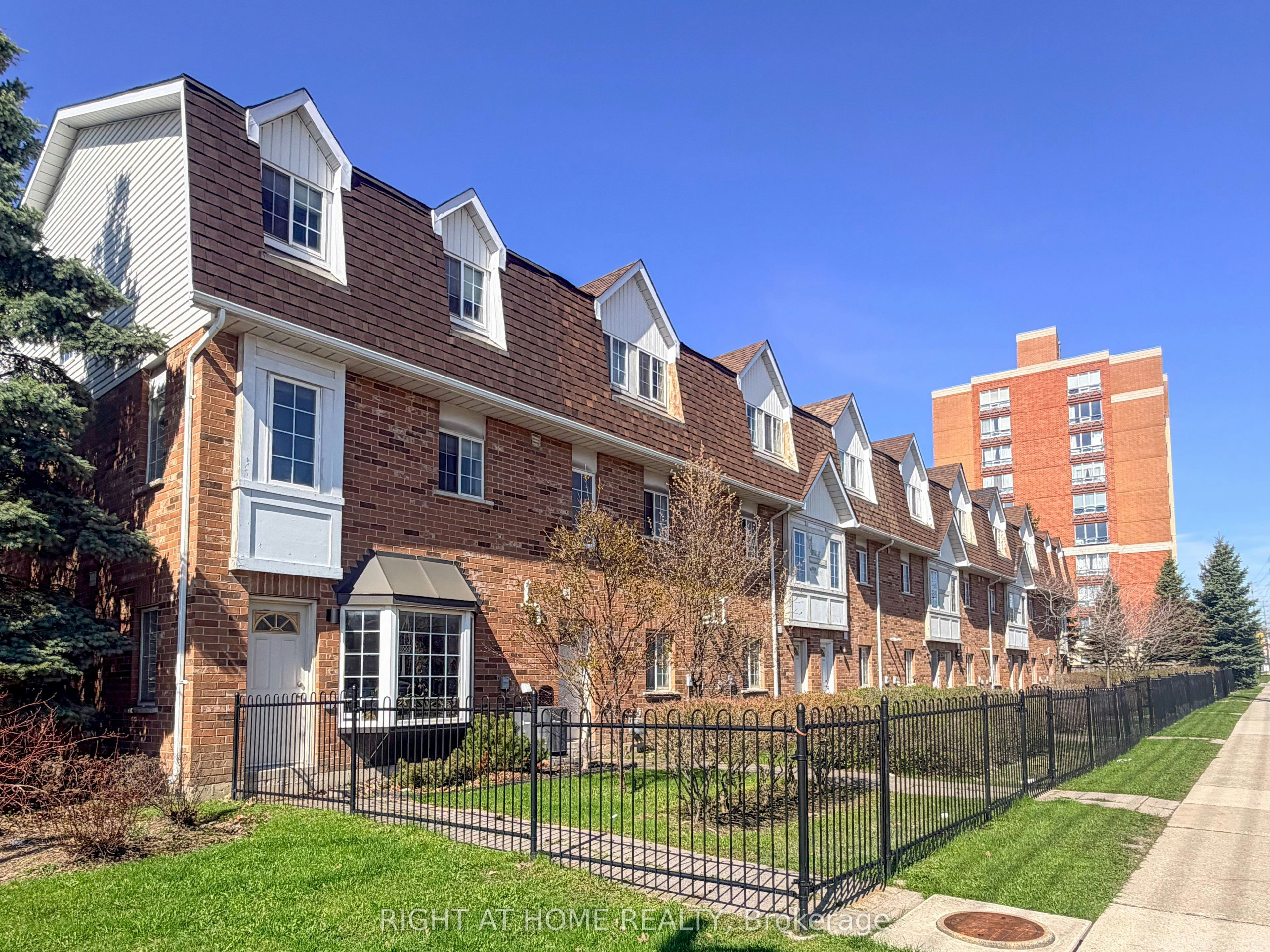 28-1525 South Parade Court, Mississauga, ON, L5M 6E9