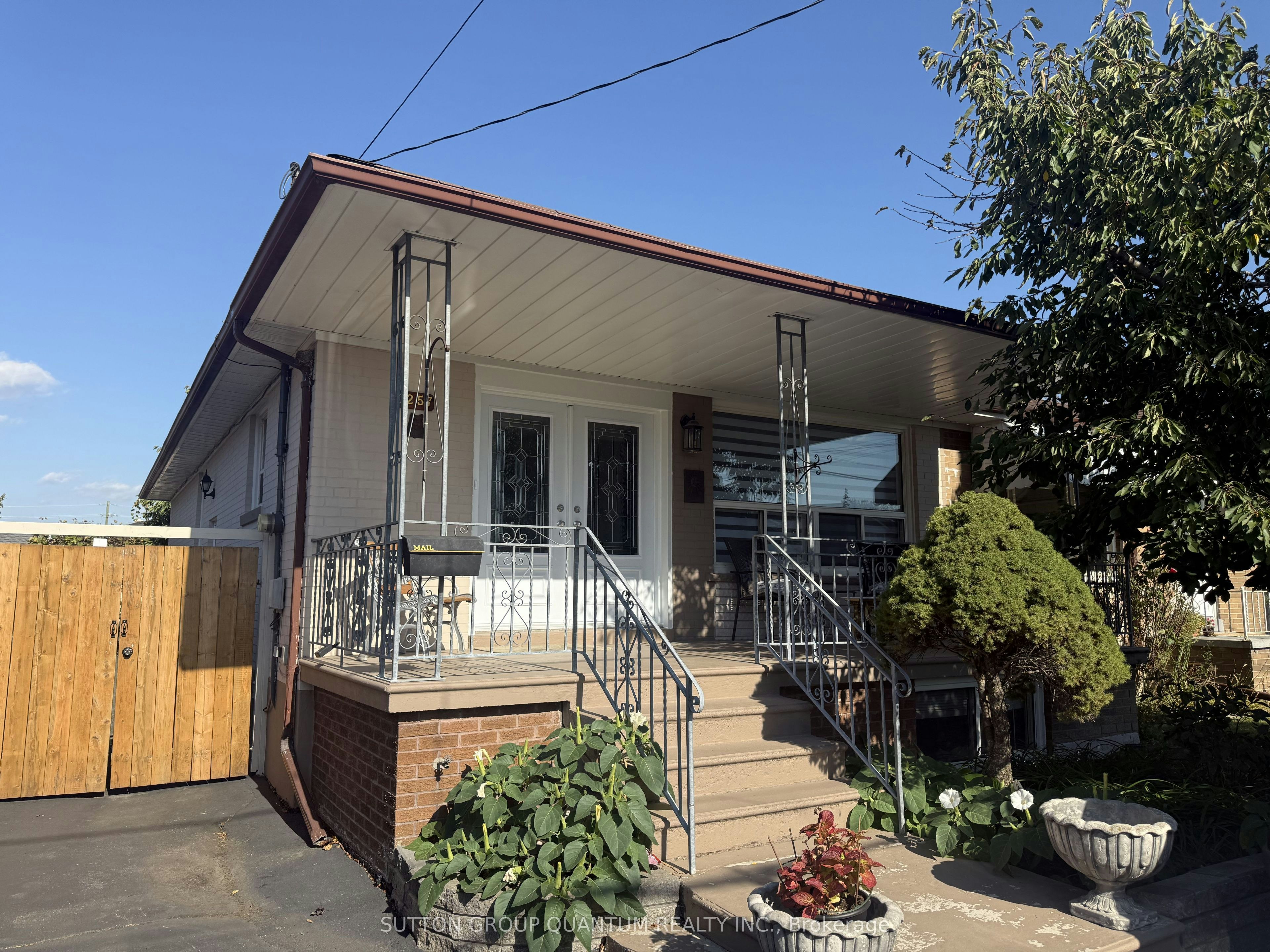 1257 Alexandra Avenue, Mississauga, ON, L5E 2A7