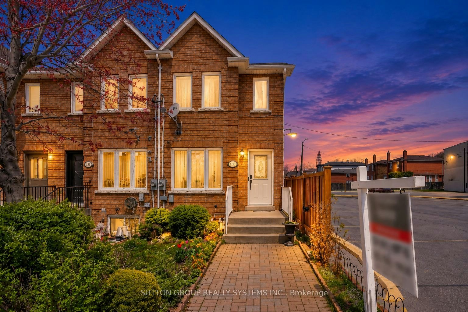 2138 Eglinton Avenue W, Toronto, ON, M6E 2K8
