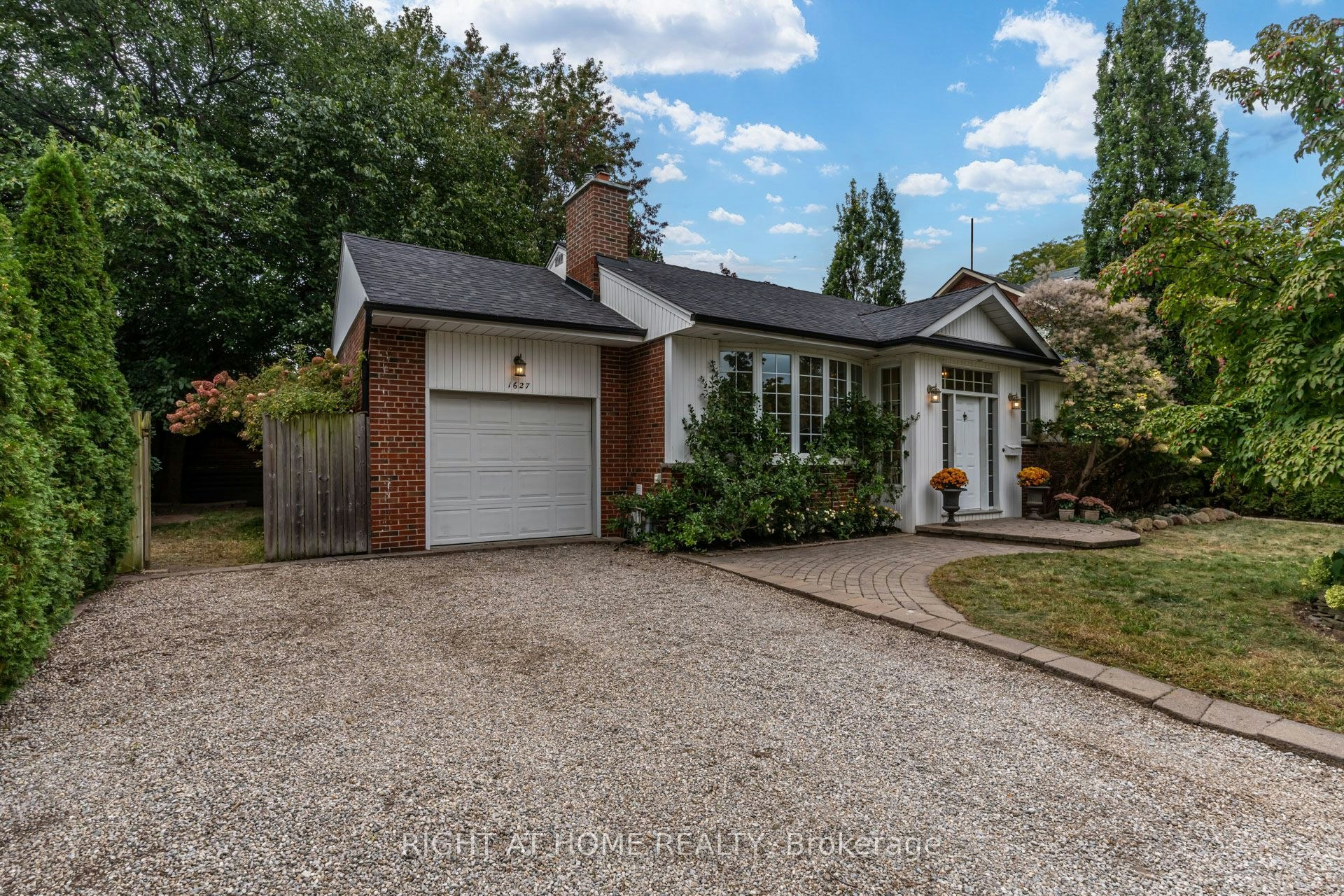 1627 Rometown Drive, Mississauga, ON, L5E 2V4