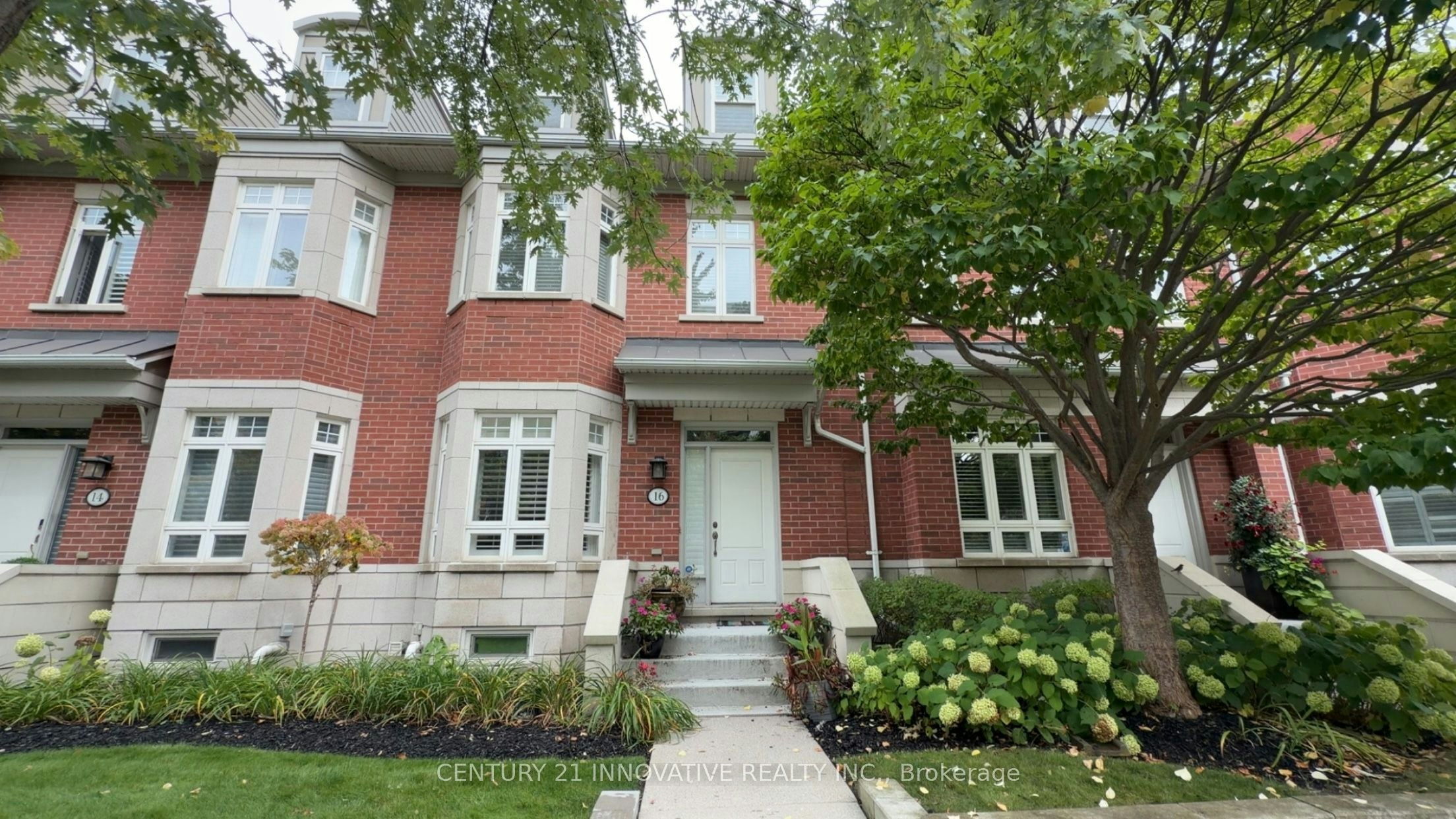 16 St Lawrence Drive, Mississauga, ON, L5G 4V6