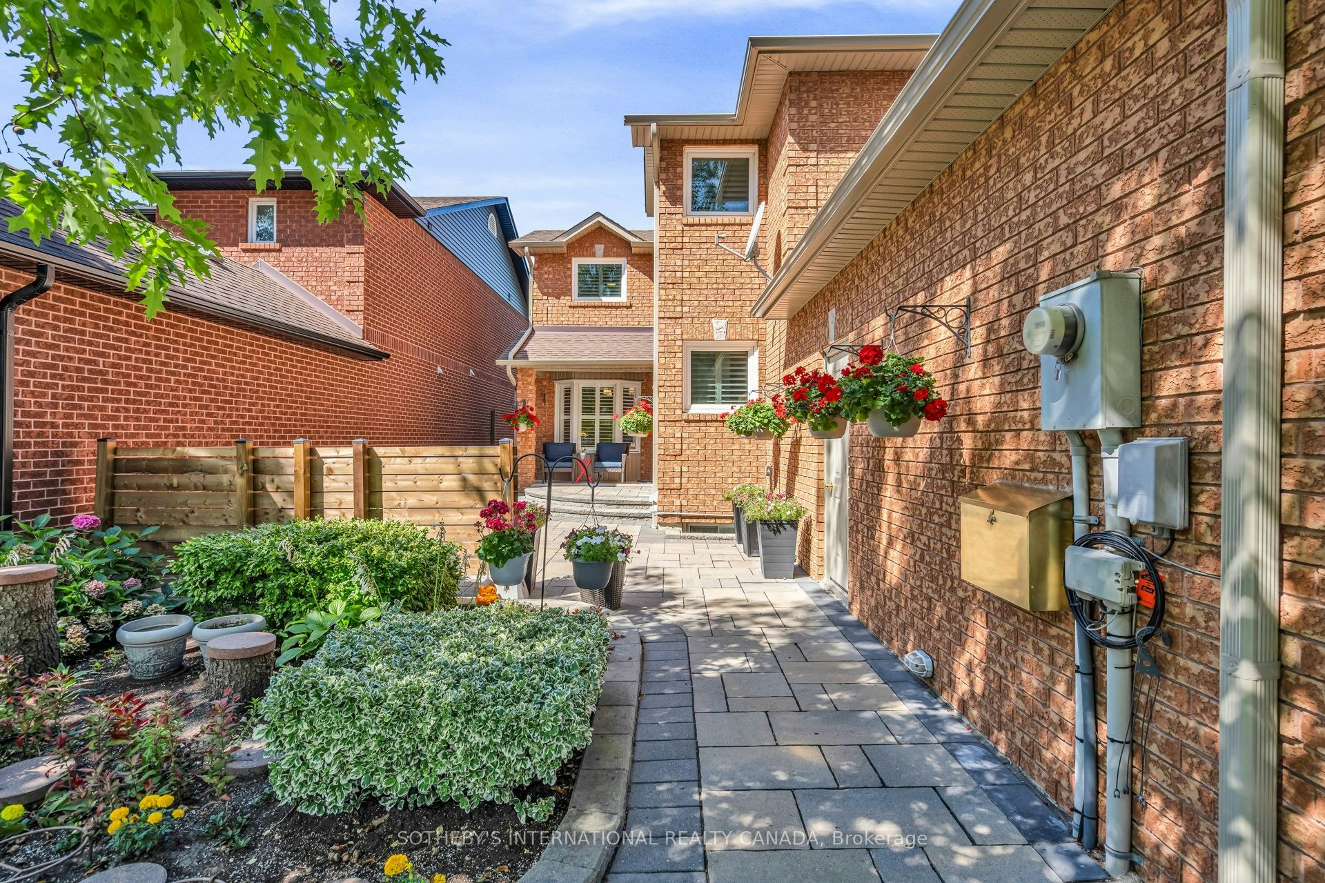 174 Queen Street W, Mississauga, ON, L5H 1L6