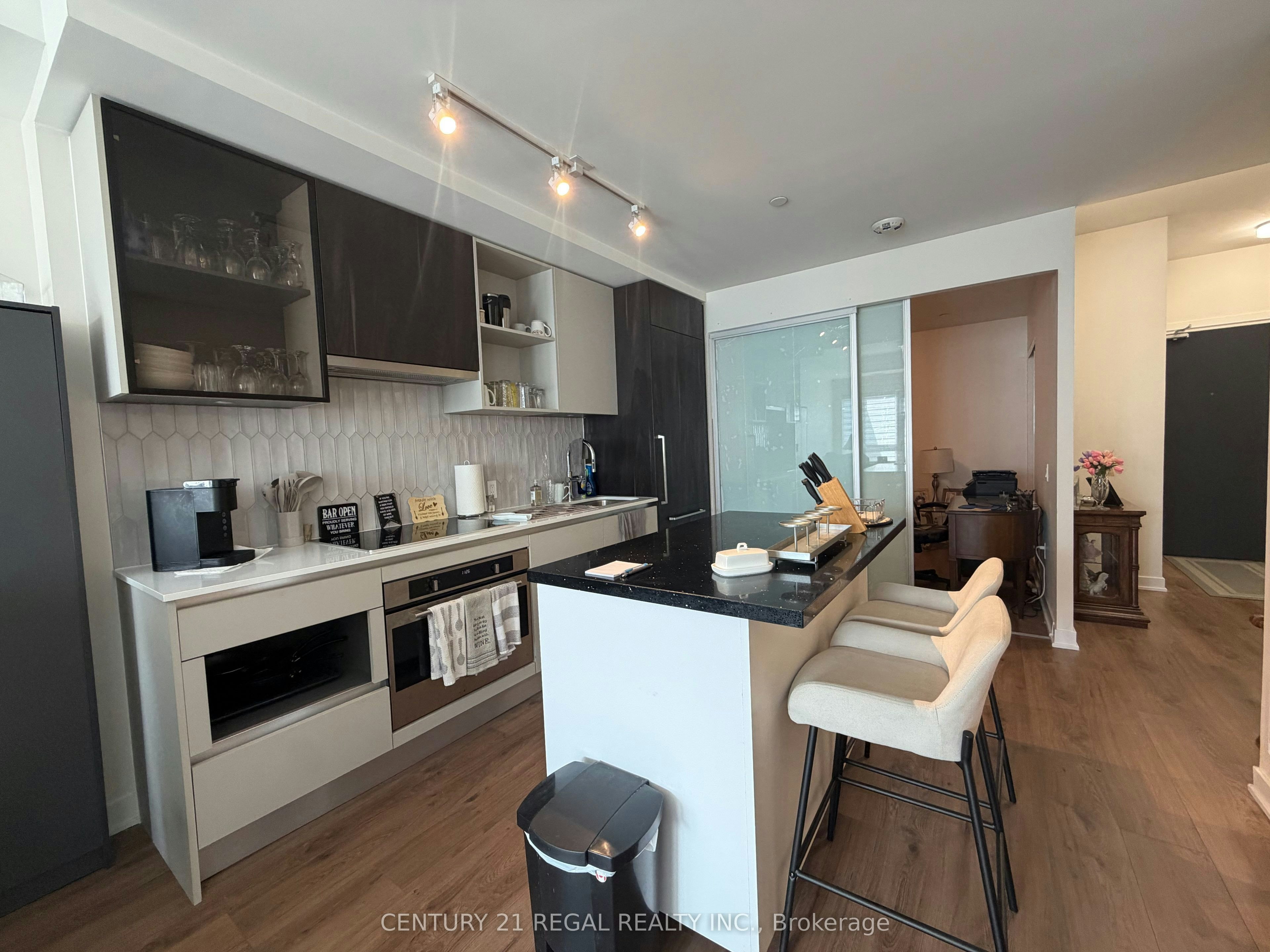 101-395 Dundas Street W, Oakville, ON, L6M 5R8 - 2