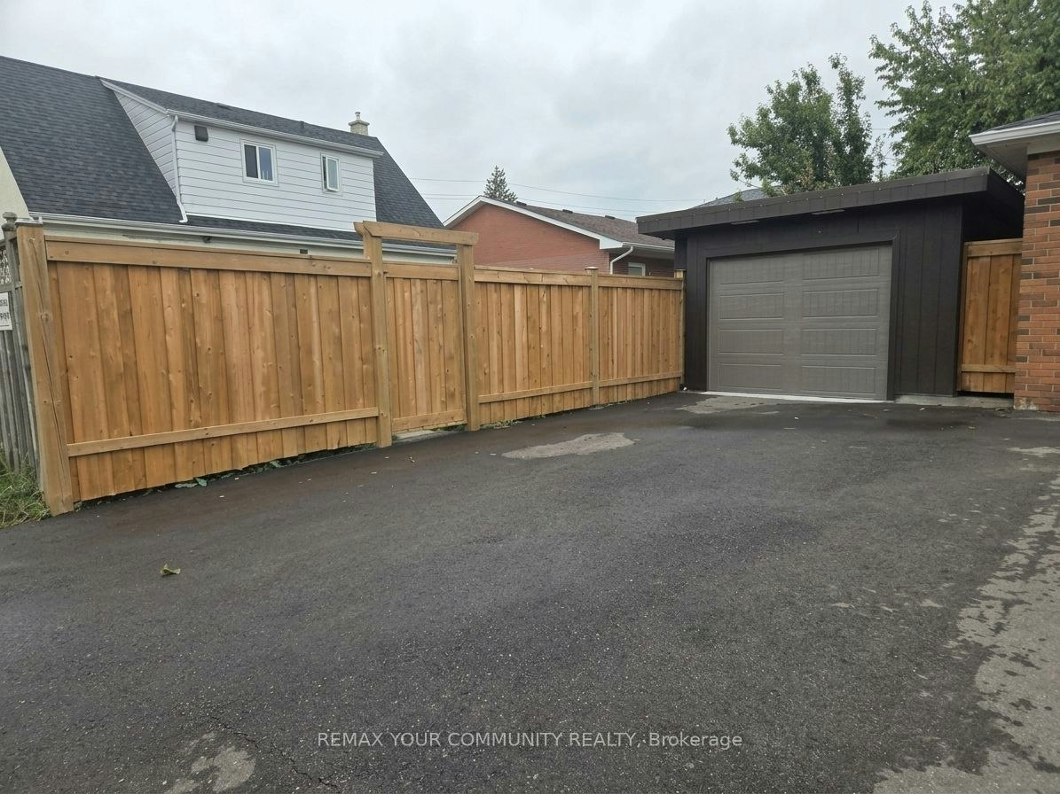 Garage-999 Caledonia Road, Toronto, ON, M6B 3Y9 - 2