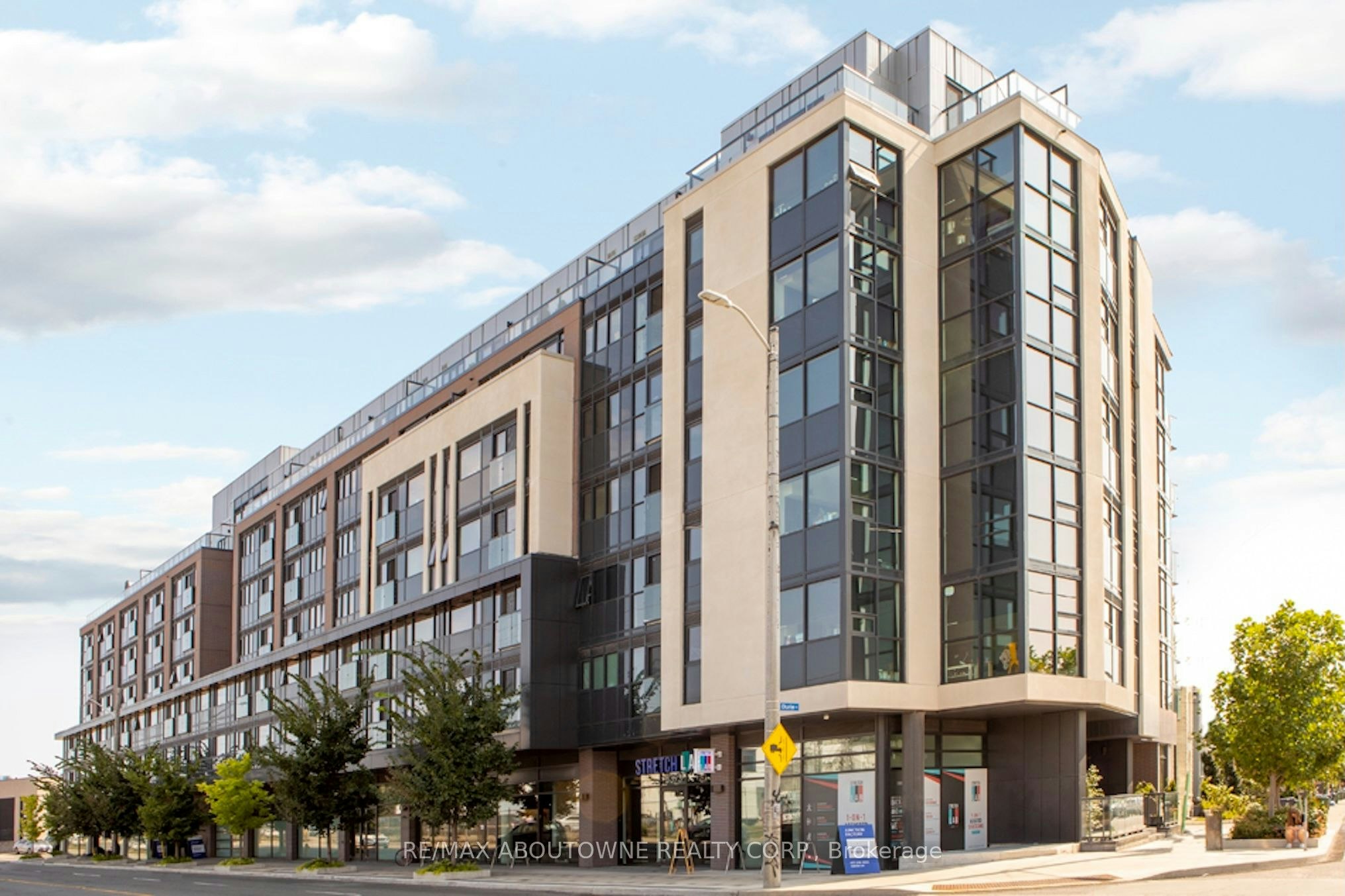 219-3385 Dundas Street W, Toronto, ON, M6S 2S2