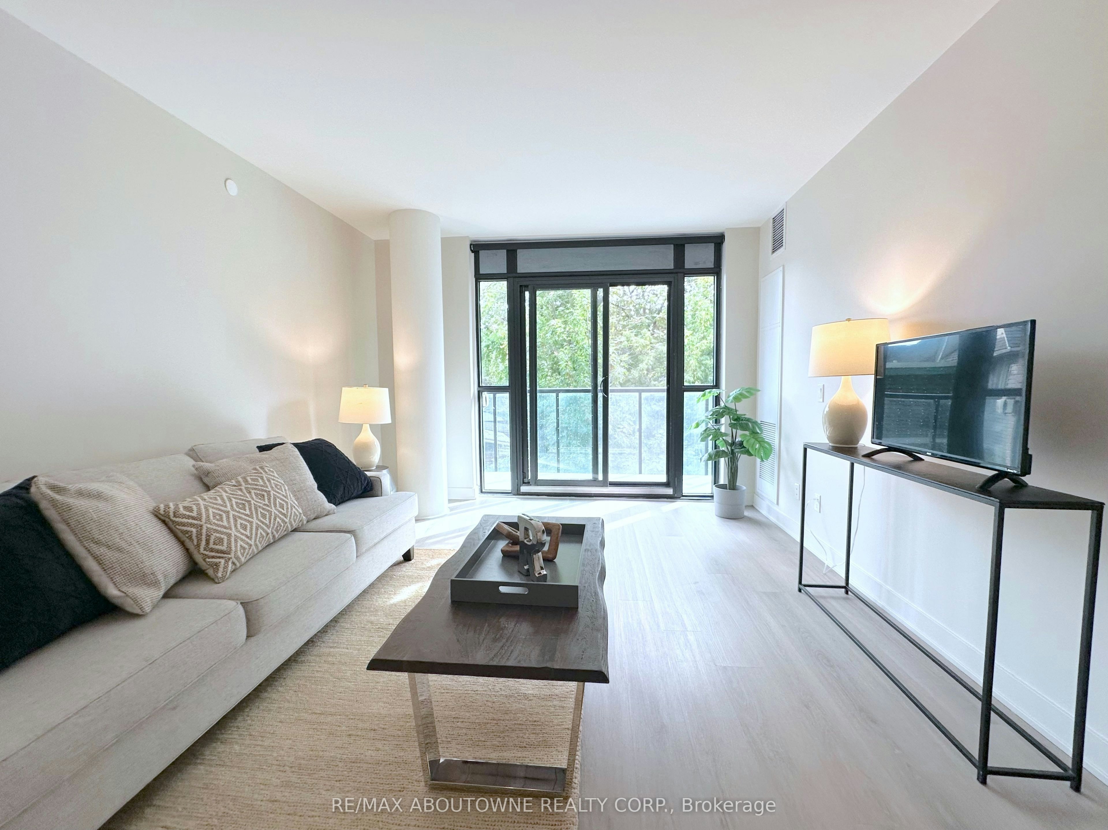 219-3385 Dundas Street W, Toronto, ON, M6S 2S2 - 3