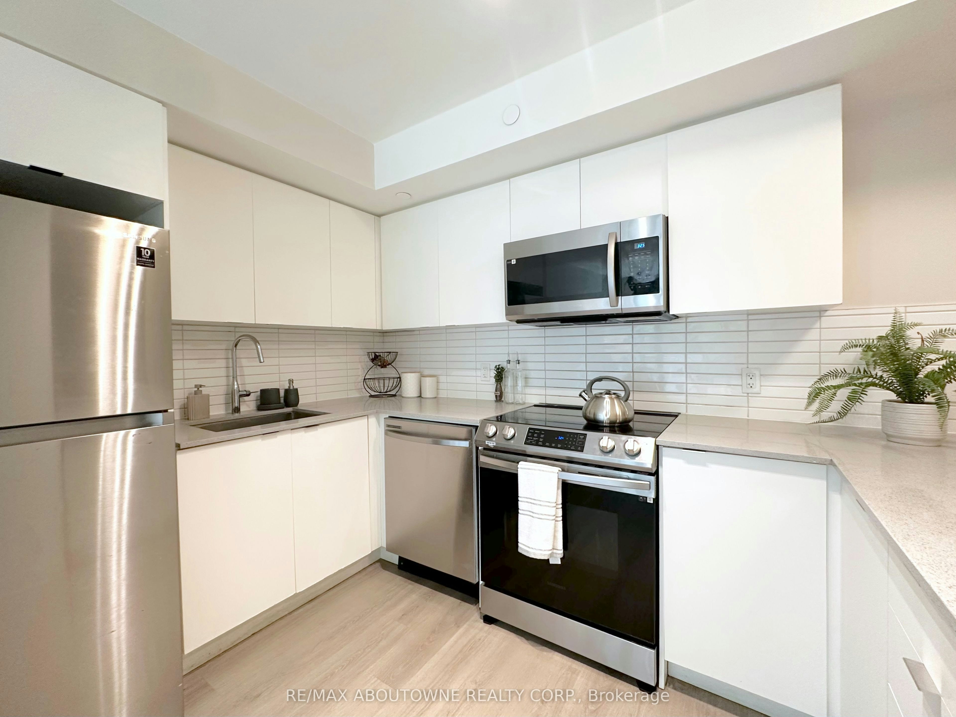 219-3385 Dundas Street W, Toronto, ON, M6S 2S2 - 6