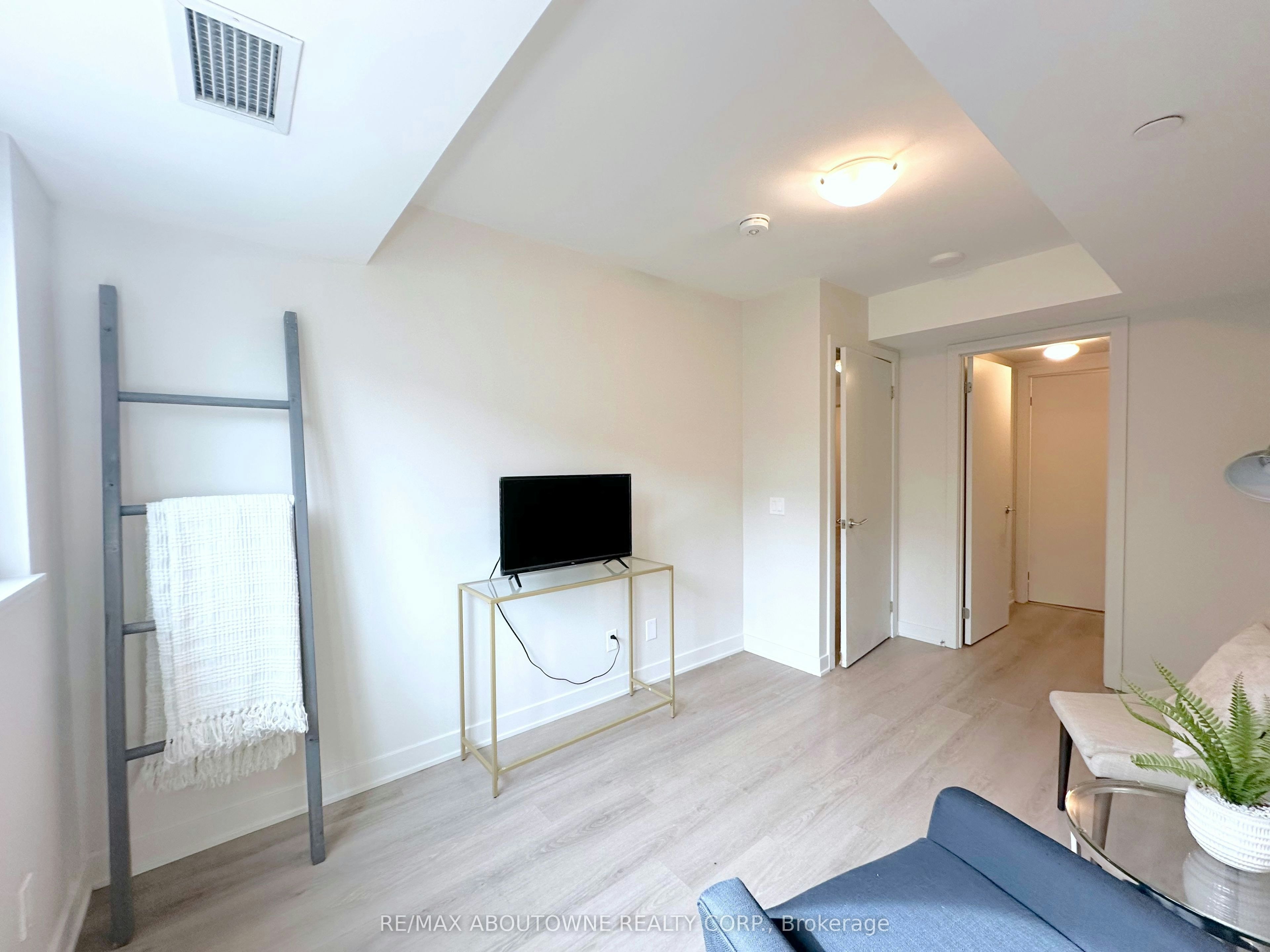 219-3385 Dundas Street W, Toronto, ON, M6S 2S2 - 16