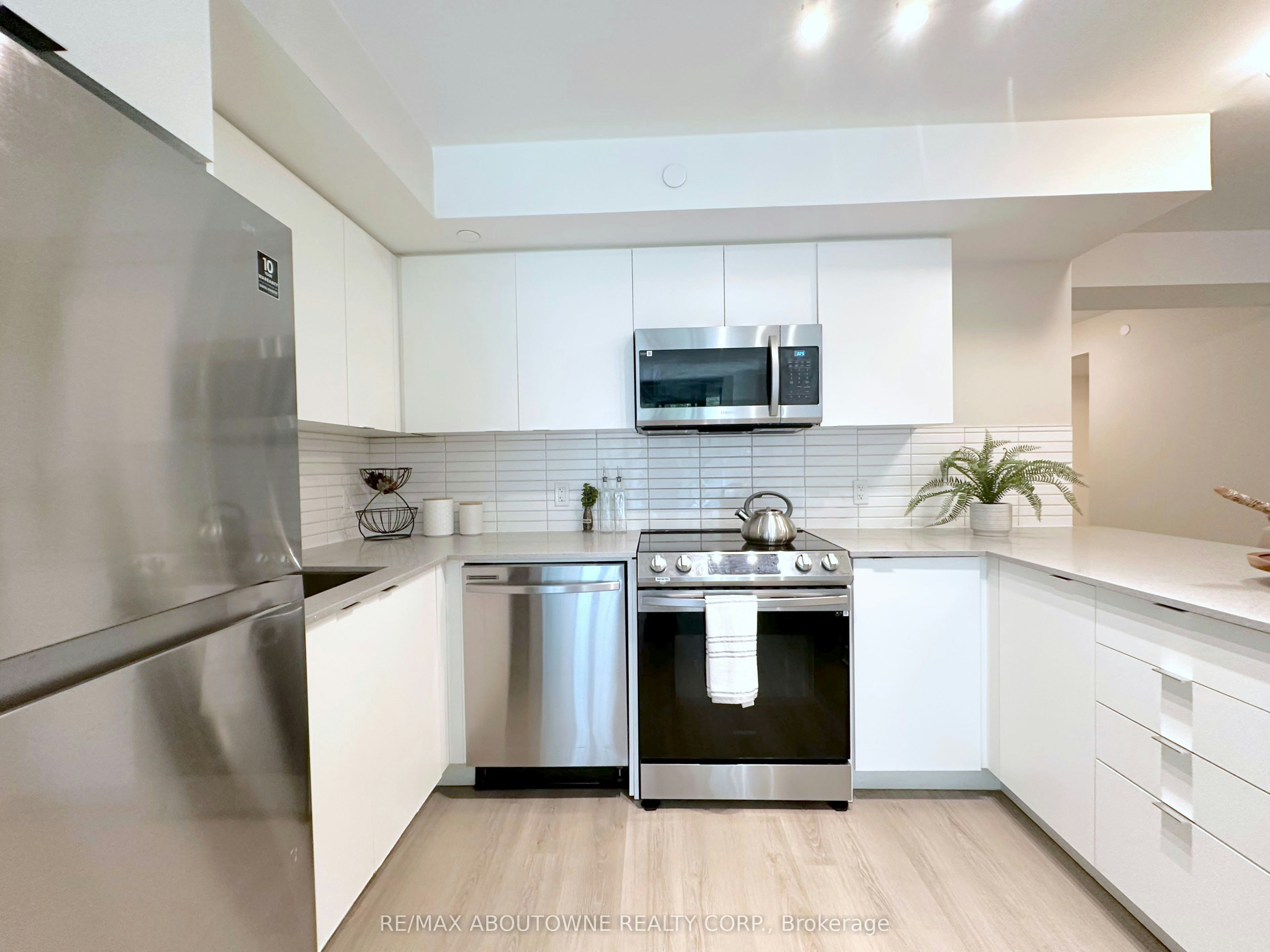 219-3385 Dundas Street W, Toronto, ON, M6S 2S2 - 5