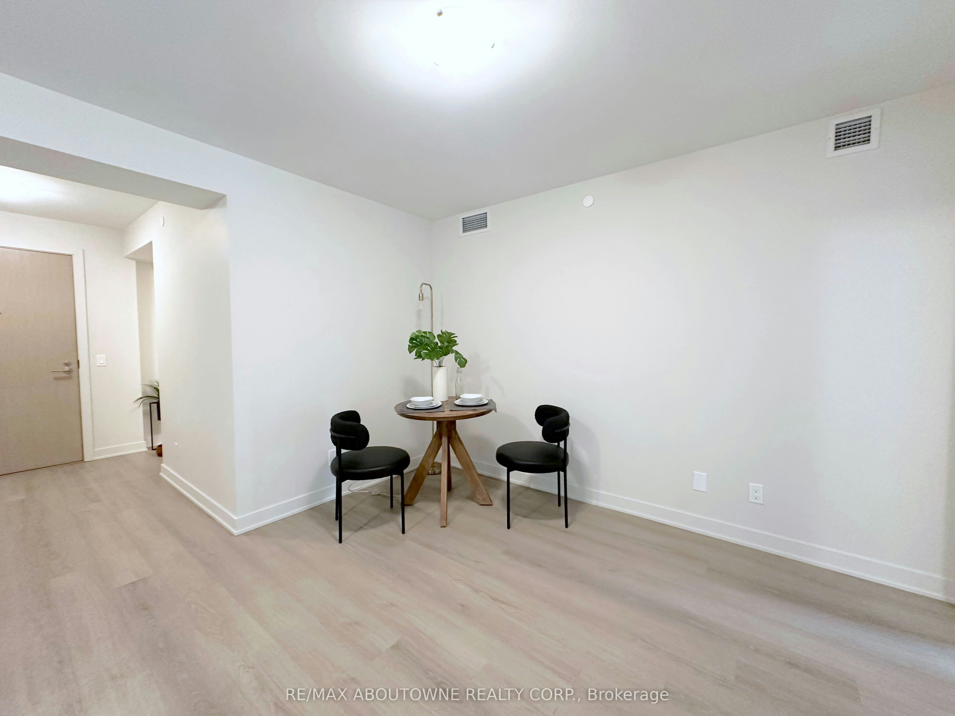219-3385 Dundas Street W, Toronto, ON, M6S 2S2 - 8