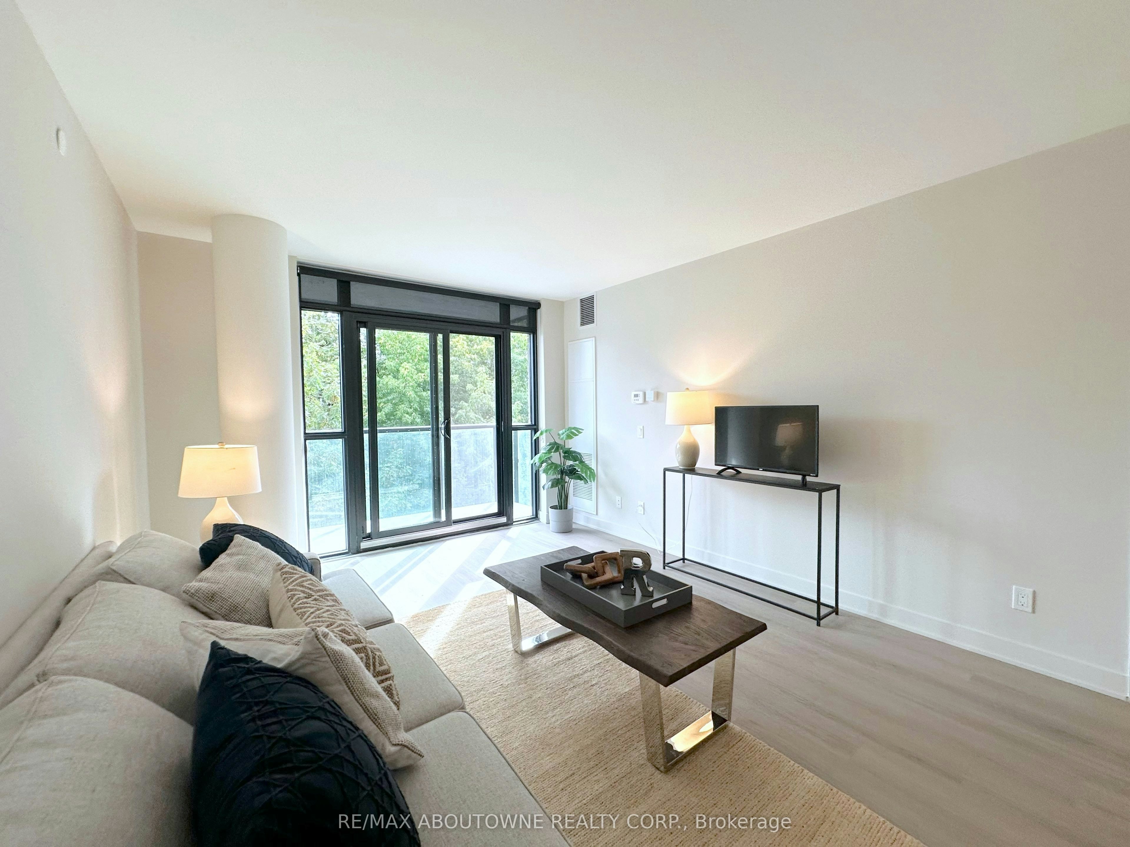 219-3385 Dundas Street W, Toronto, ON, M6S 2S2 - 2