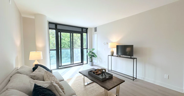 219-3385 Dundas Street W, Toronto, ON, M6S 2S2 - 2