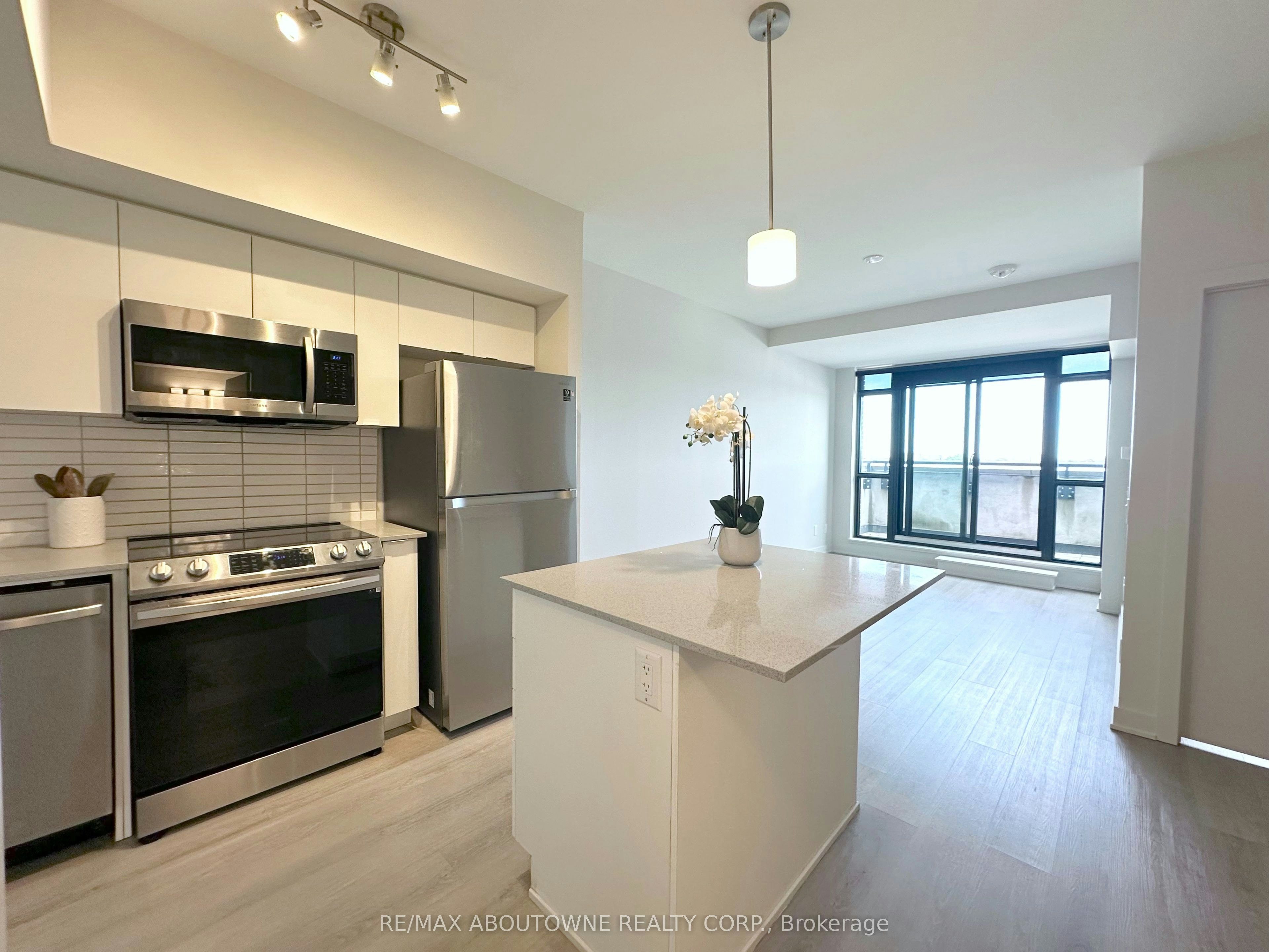 611-3385 Dundas Street W, Toronto, ON, M6S 2S2 - 2