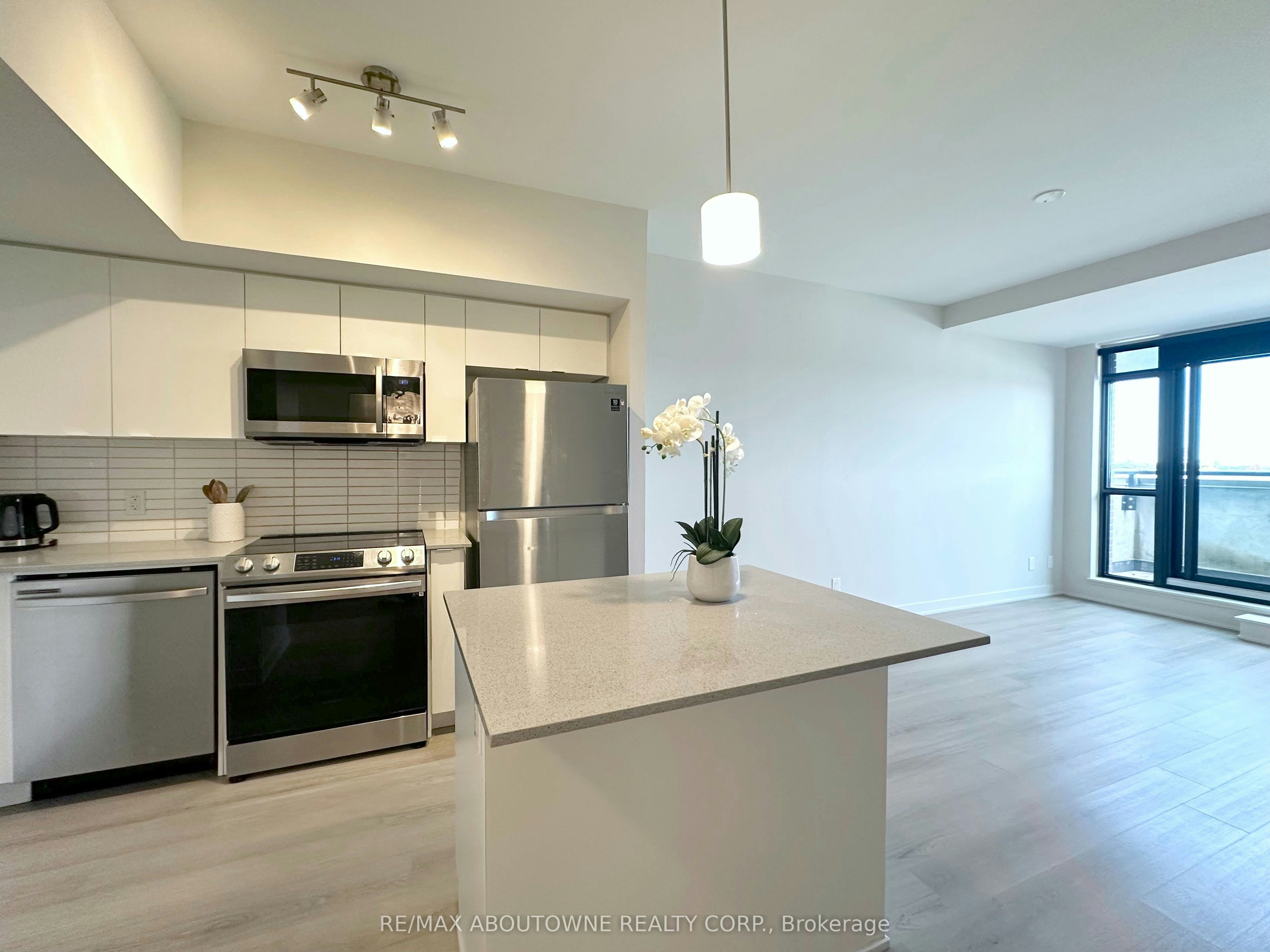 611-3385 Dundas Street W, Toronto, ON, M6S 2S2 - 3
