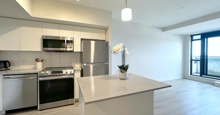 611-3385 Dundas Street W, Toronto, ON, M6S 2S2 - 3