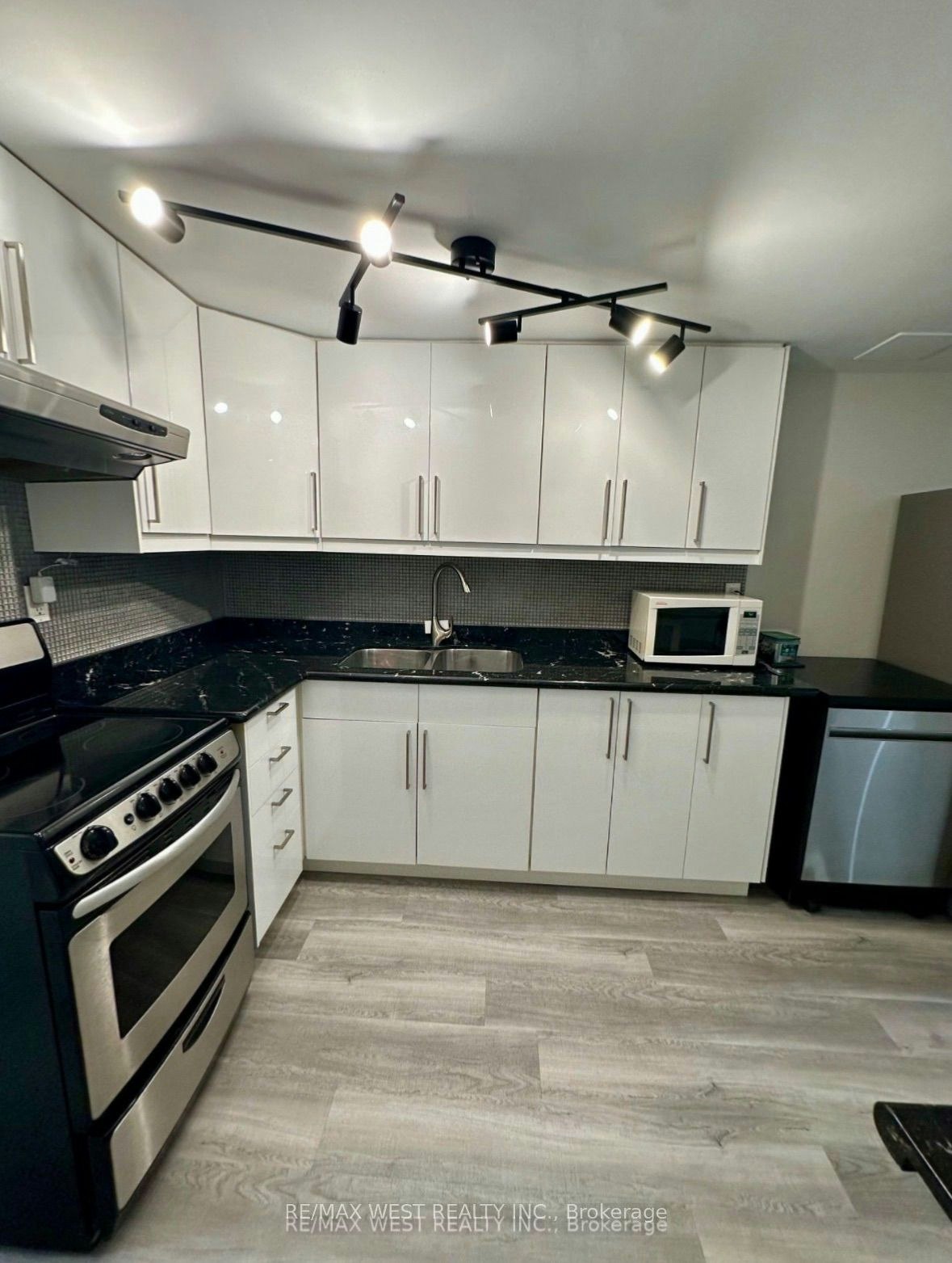 Bsmt-13 Sorauren Avenue, Toronto, ON, M6R 2C6 - 3