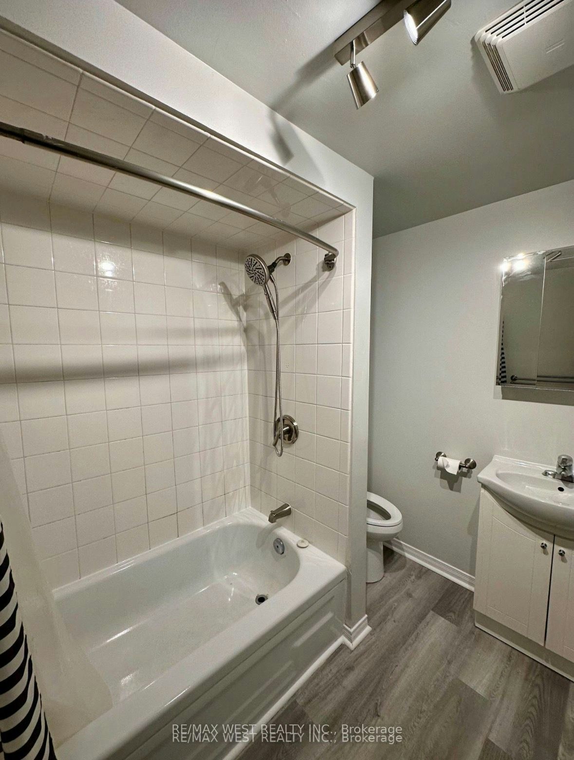 Bsmt-13 Sorauren Avenue, Toronto, ON, M6R 2C6 - 16