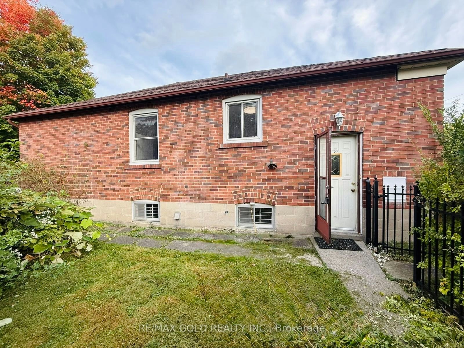 11 Pine Avenue N, Mississauga, ON, L5H 2P7 - 2