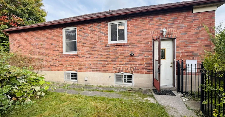 11 Pine Avenue N, Mississauga, ON, L5H 2P7 - 2