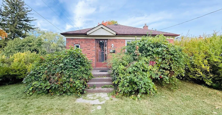 11 Pine Avenue N, Mississauga, ON, L5H 2P7