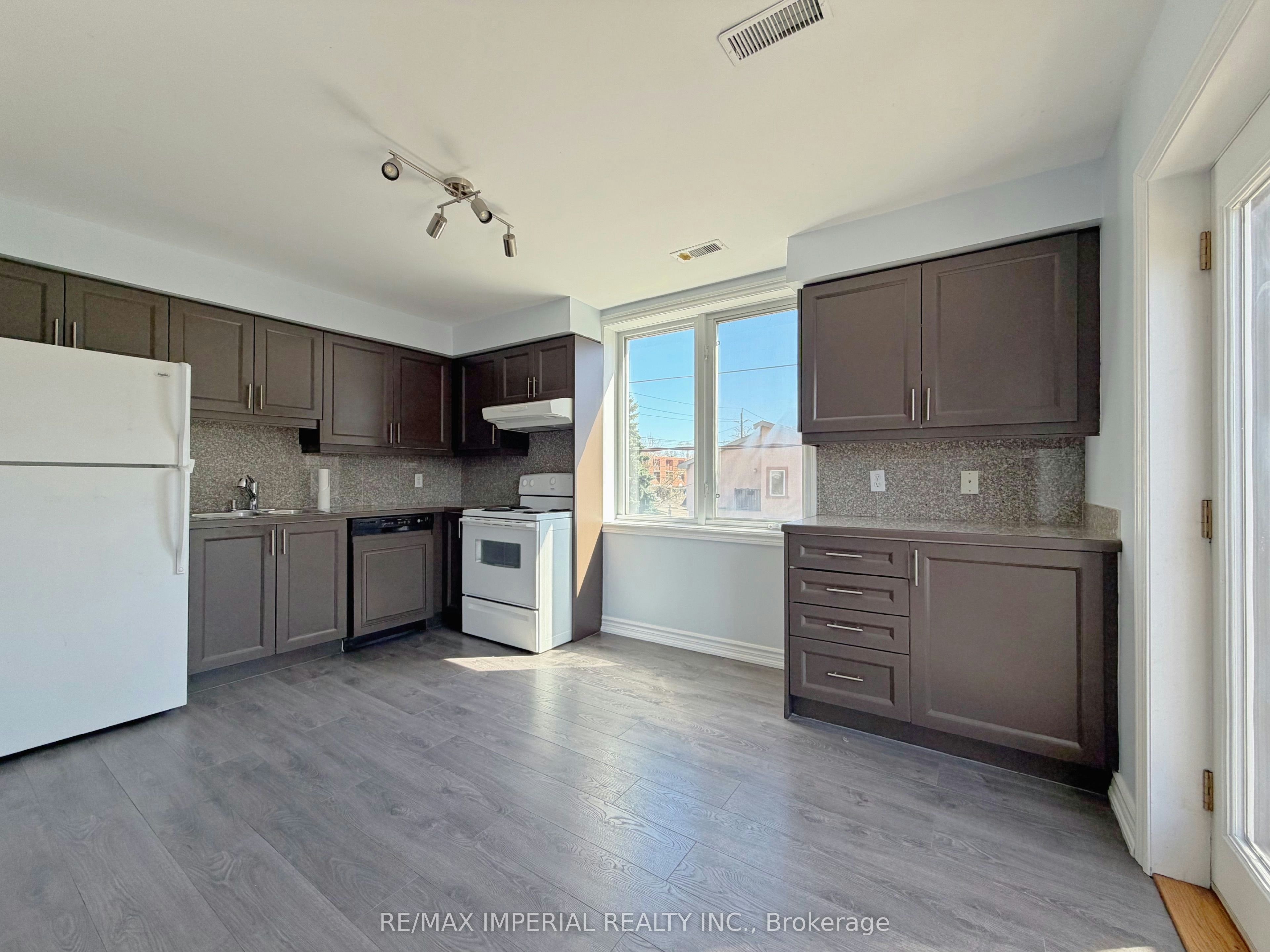 621A The Queensway N/A, Toronto, ON, M8Y 1K4