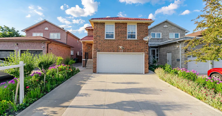 177 Surbray Grove, Mississauga, ON, L5B 2E2