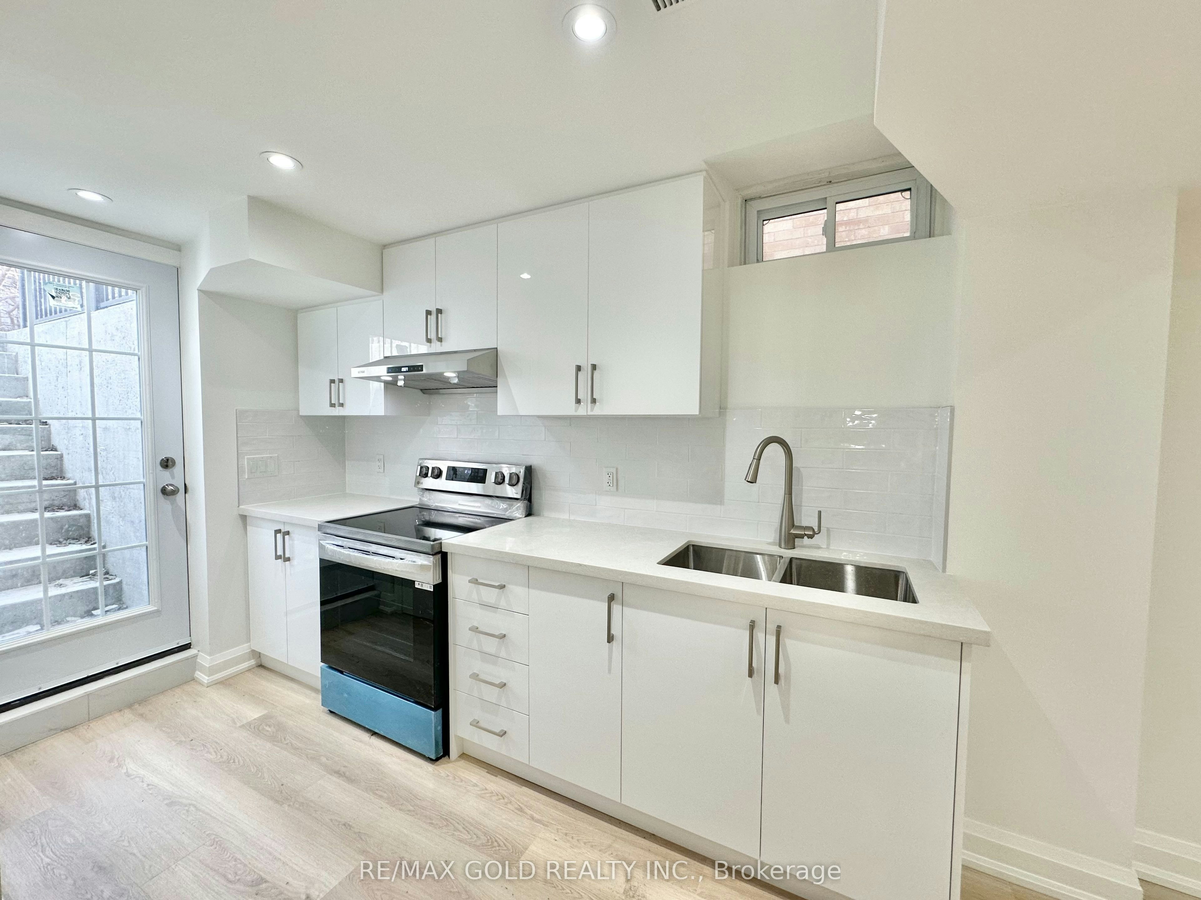 Basement-7099 Village Walk, Mississauga, ON, L5W 1X5