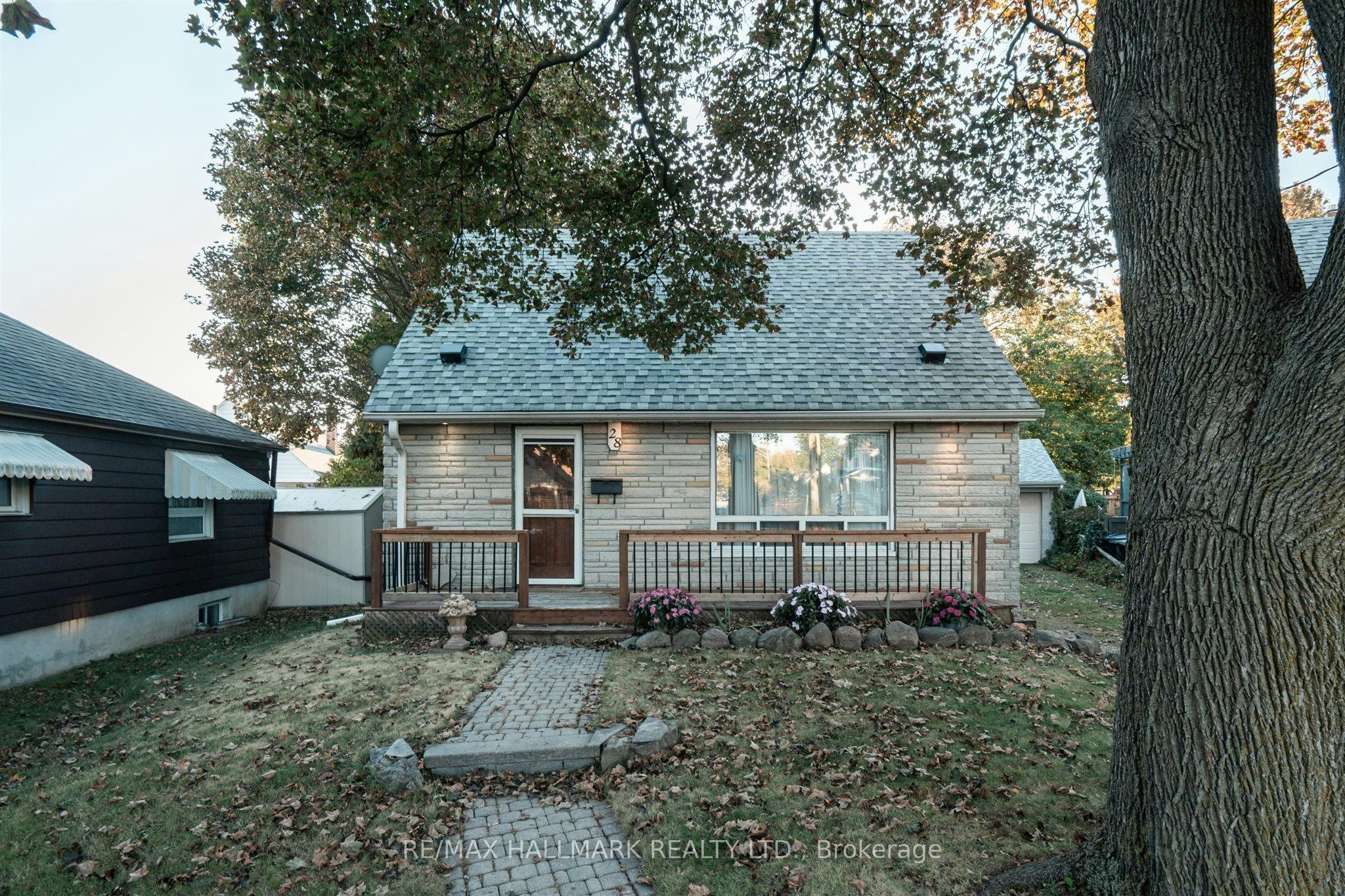 28 Finsbury Crescent, Toronto, ON, M8W 2H7