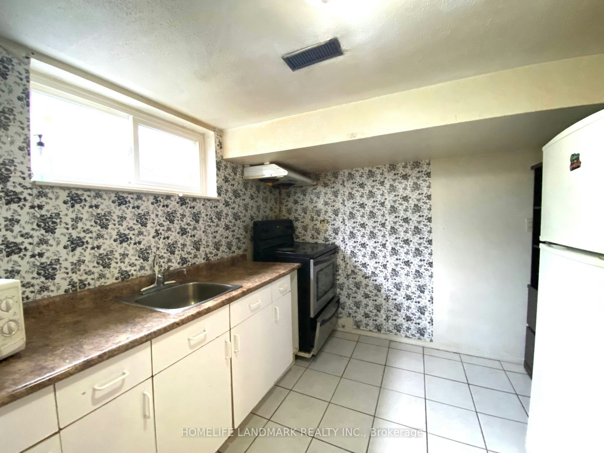 Lower-3320 Grechen Road, Mississauga, ON, L5C 1X9 - 5