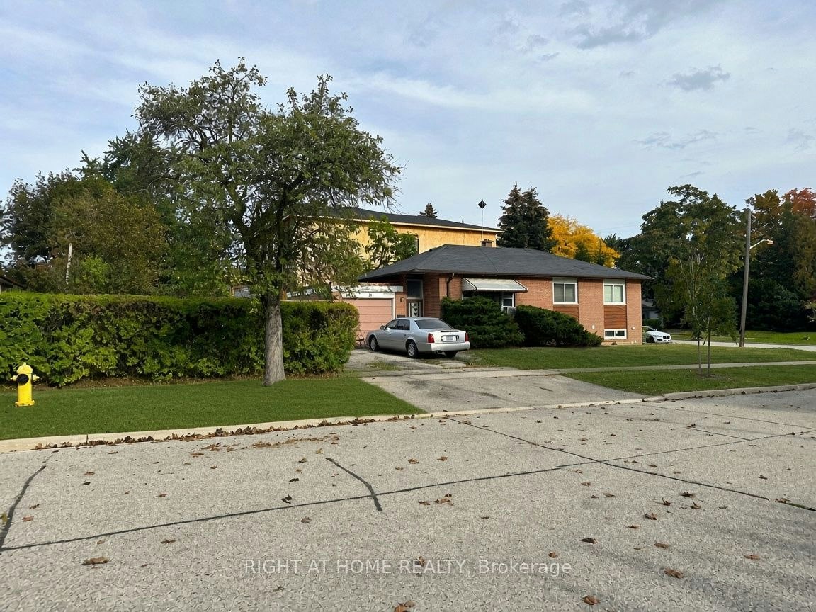 19 Upminster Crescent, Toronto, ON, M9B 5W1