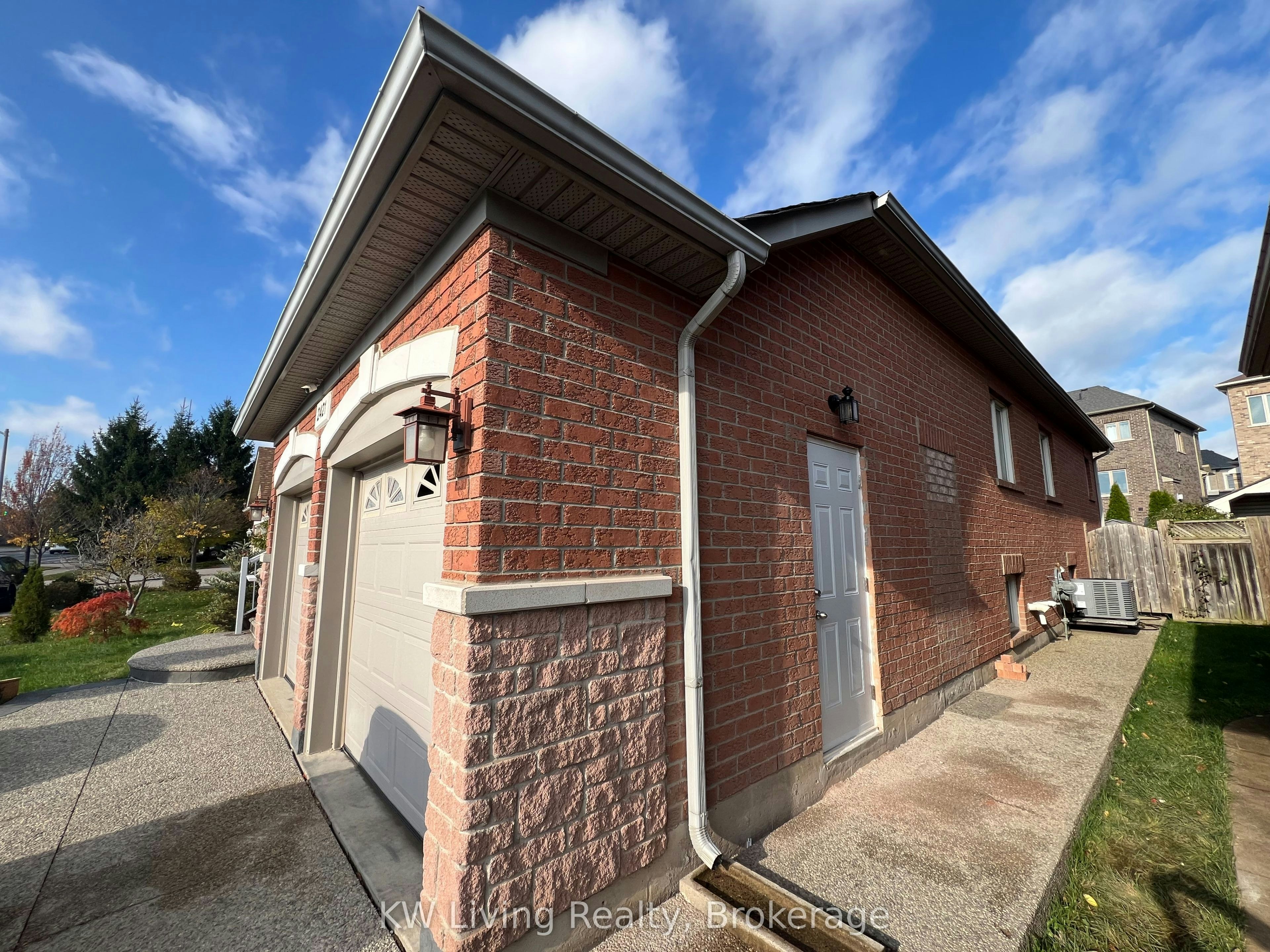2421 Eighth Line, Oakville, ON, L6H 7L7 - 2
