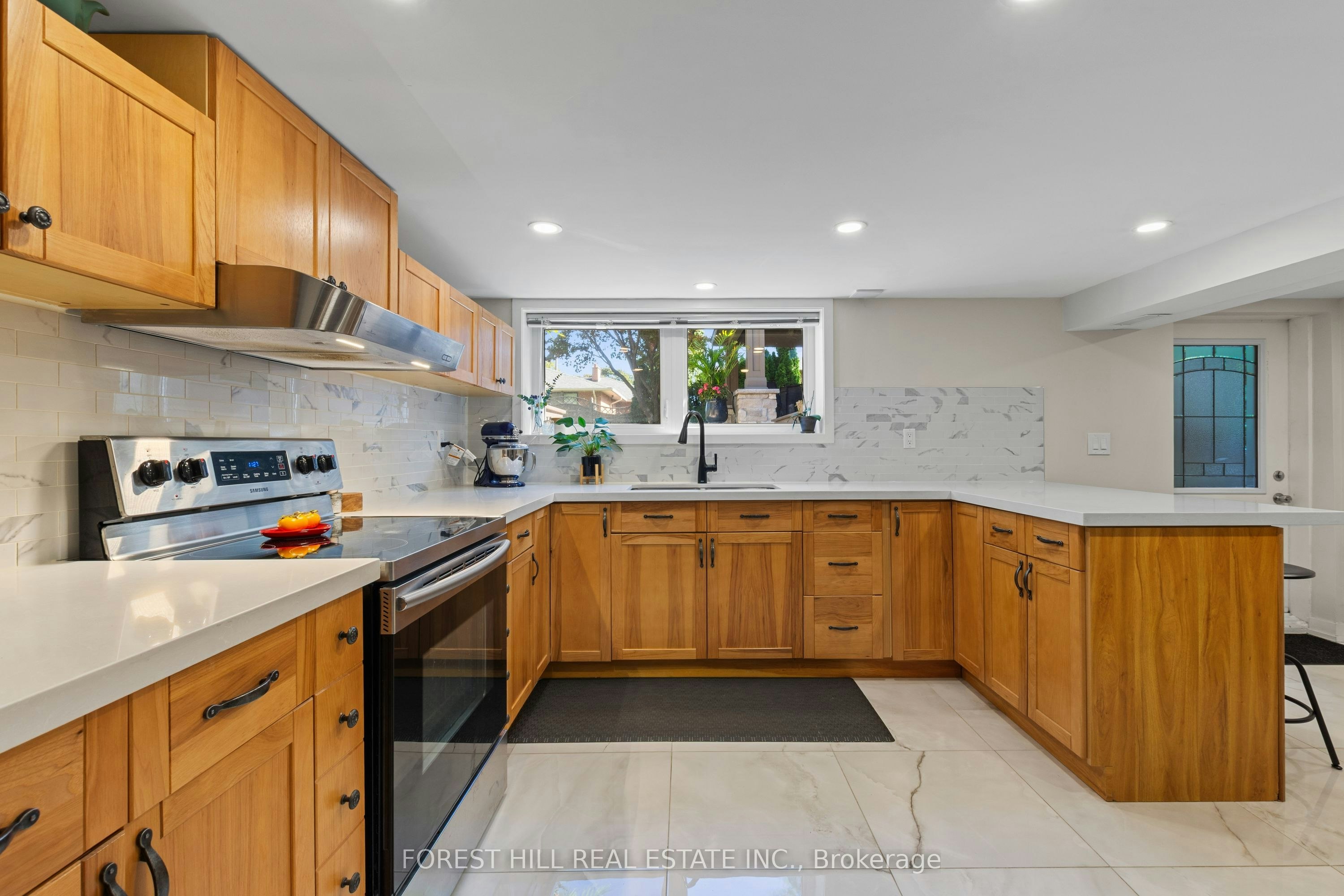 Lower-53 Meadowbank Road, Toronto, ON, M9B 5C7 - 5
