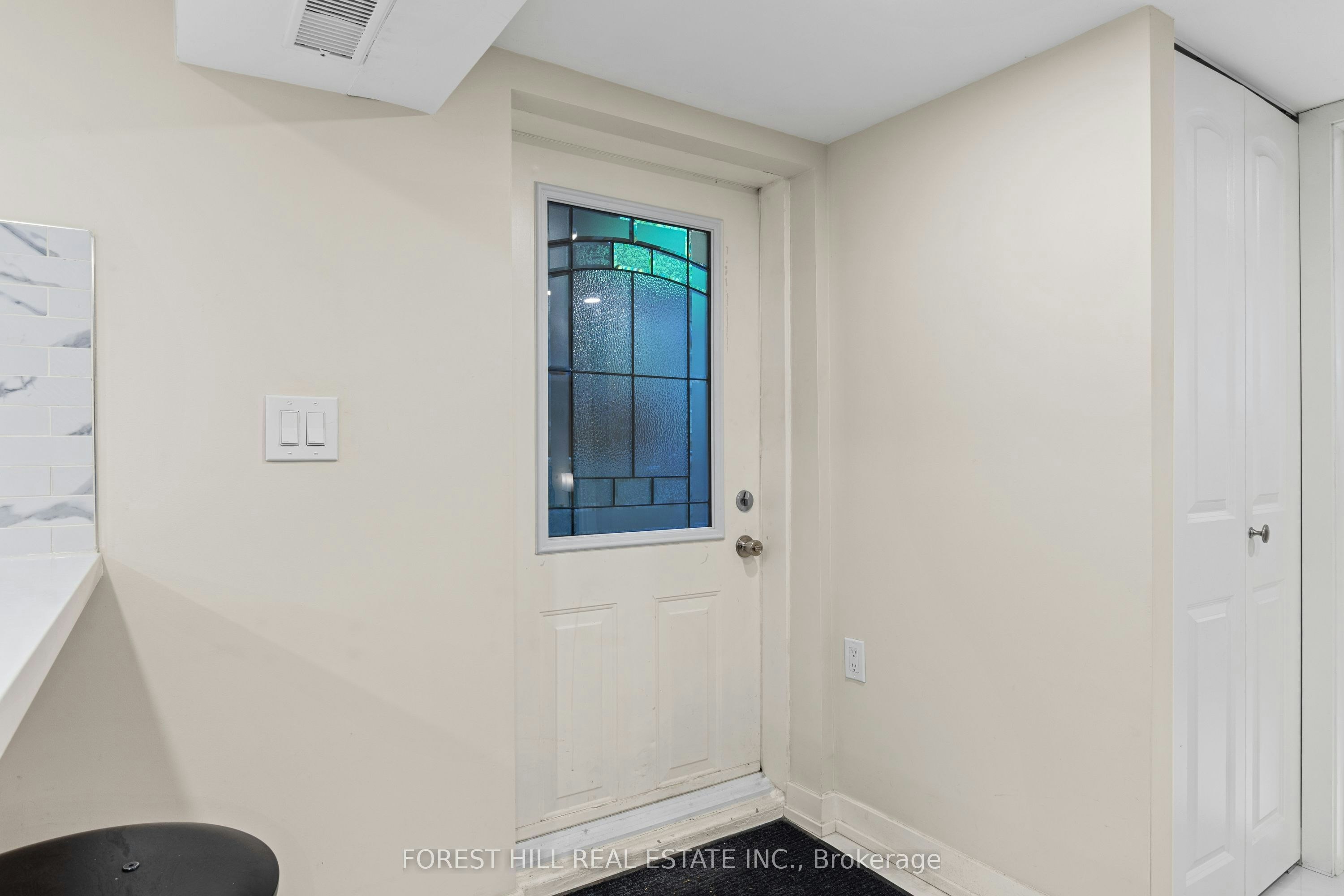 Lower-53 Meadowbank Road, Toronto, ON, M9B 5C7 - 2