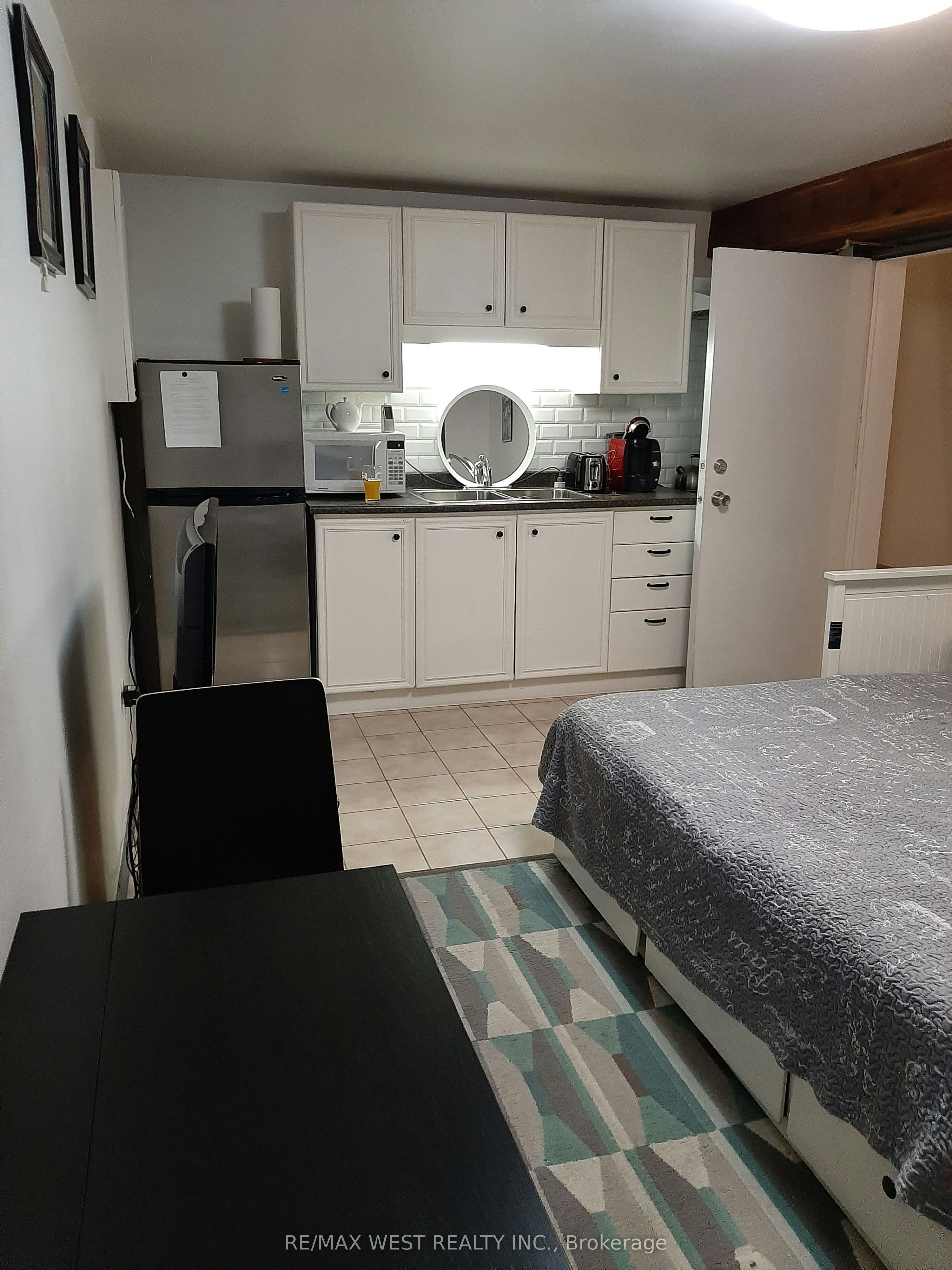 B1-34 Penhurst Avenue, Toronto, ON, M8Y 3A9 - 3