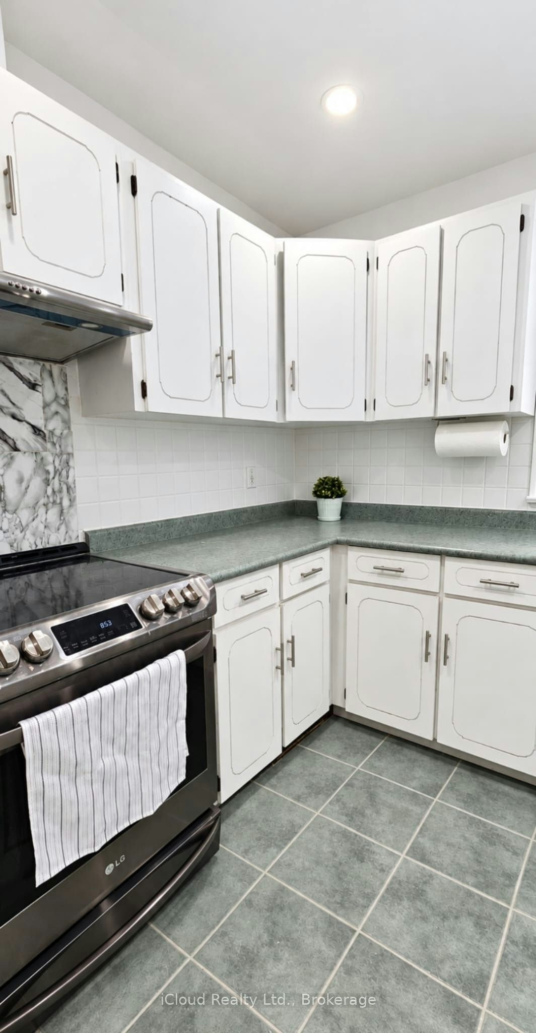 Upper-27 Inchcliffe Crescent, Toronto, ON, M9P 2N2 - 4