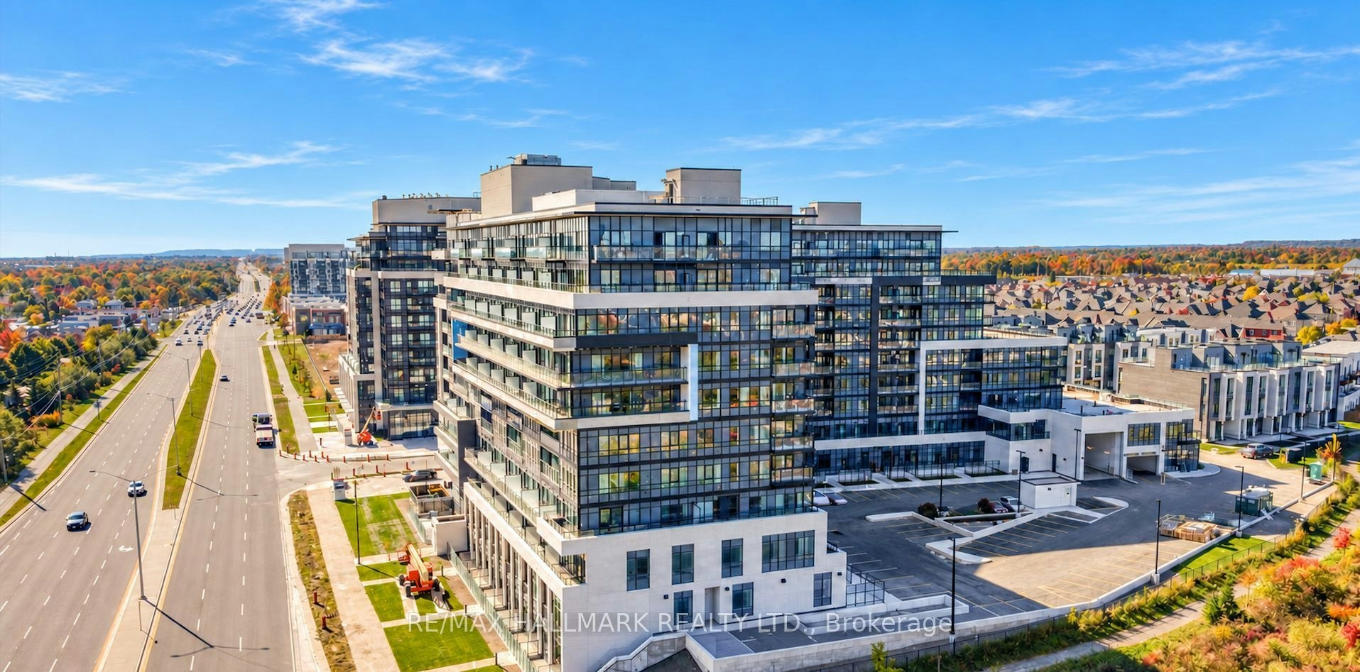 330-395 Dundas Street W, Oakville, ON, L6M 5R8 2