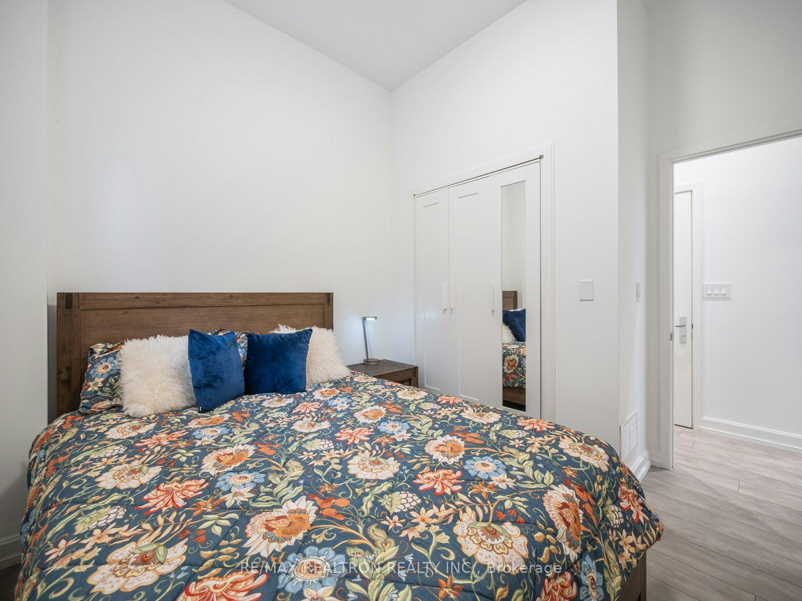 Lower-10 Katherine Road, Toronto, ON, M3K 1H9 - 27
