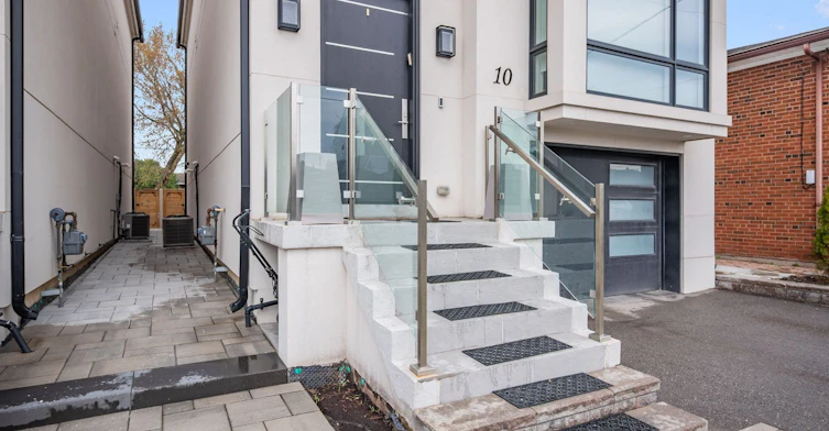 Lower-10 Katherine Road, Toronto, ON, M3K 1H9 - 4