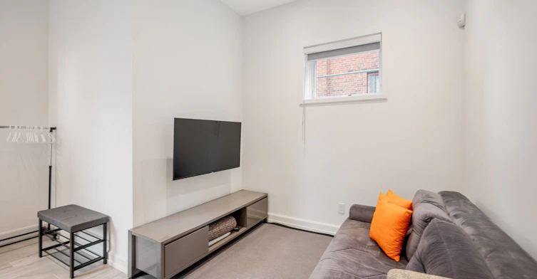 Lower-10 Katherine Road, Toronto, ON, M3K 1H9 - 14