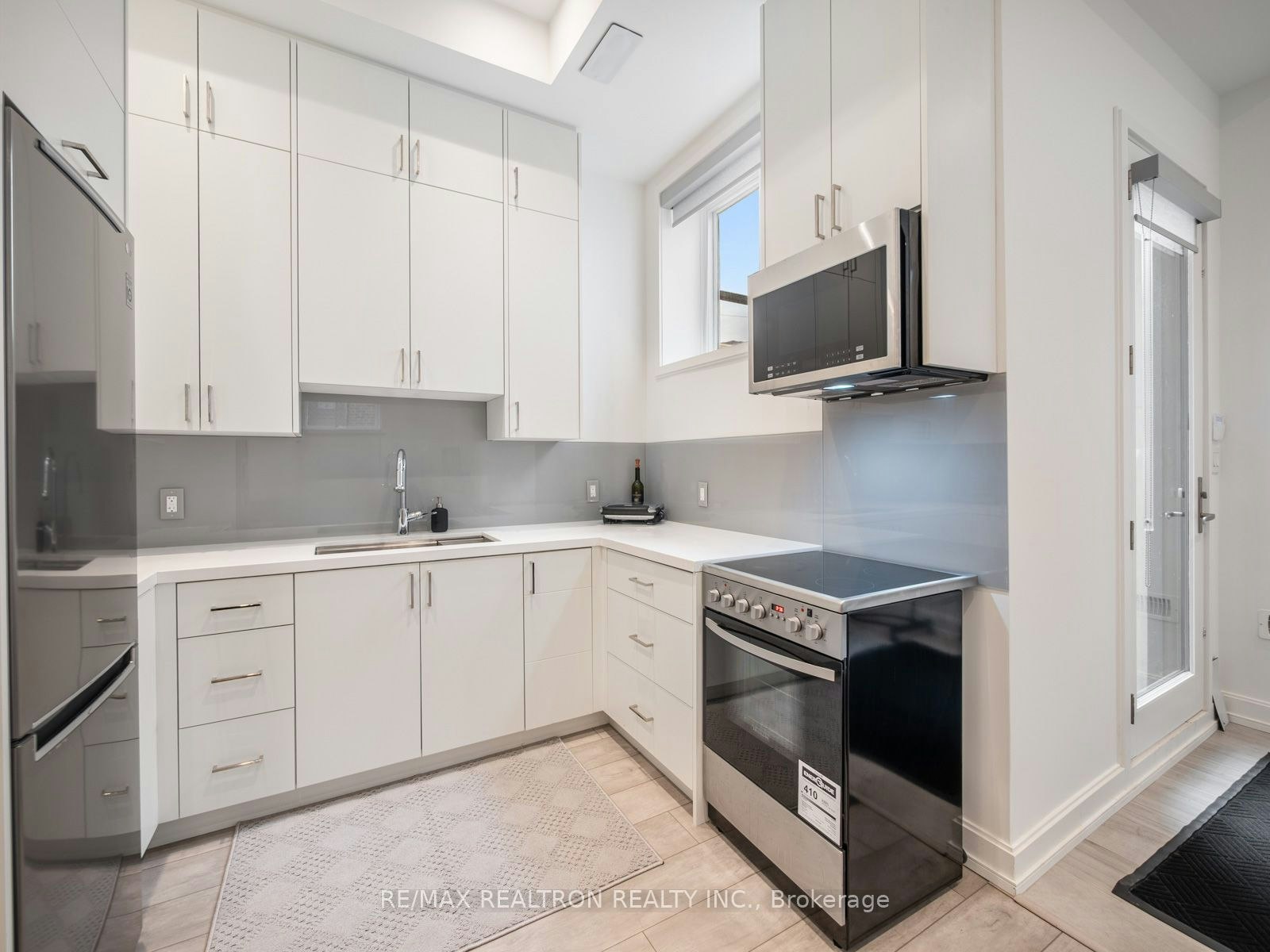 Lower-10 Katherine Road, Toronto, ON, M3K 1H9 - 24