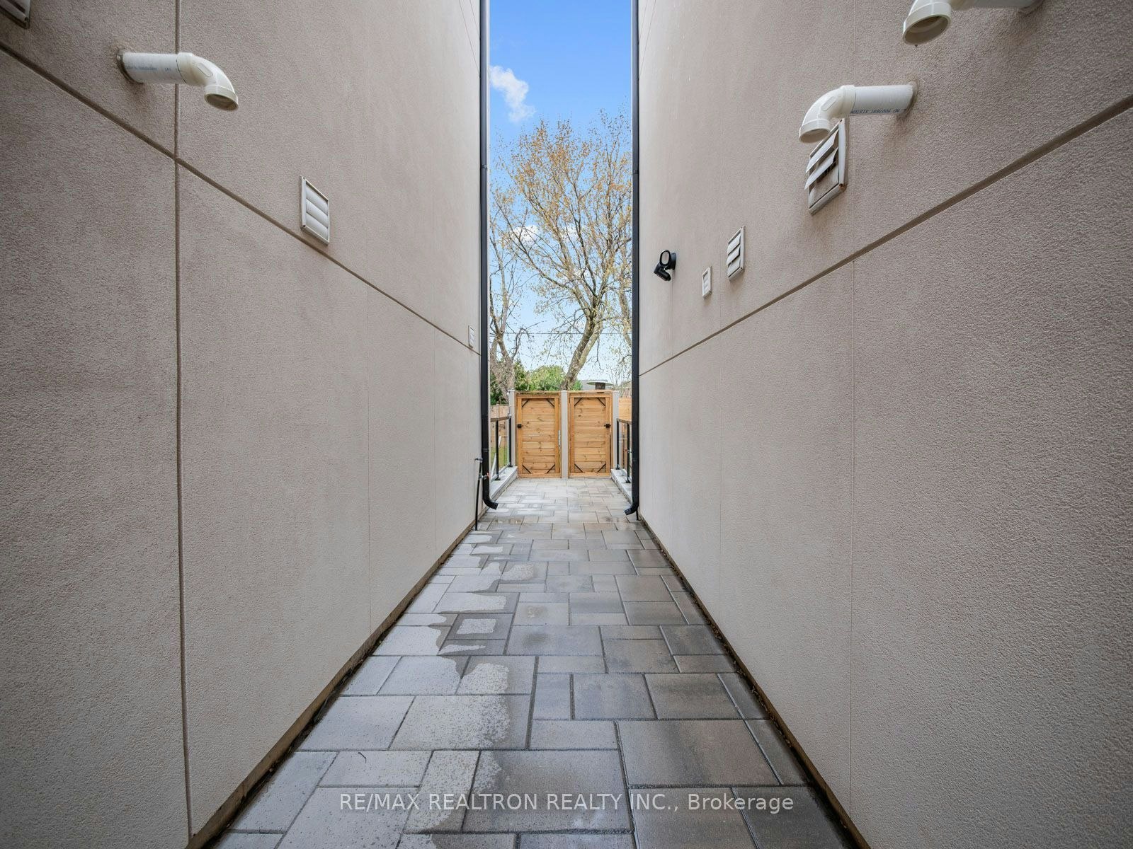 Lower-10 Katherine Road, Toronto, ON, M3K 1H9 - 5