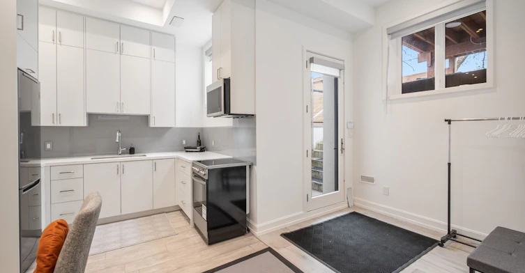 Lower-10 Katherine Road, Toronto, ON, M3K 1H9 - 19