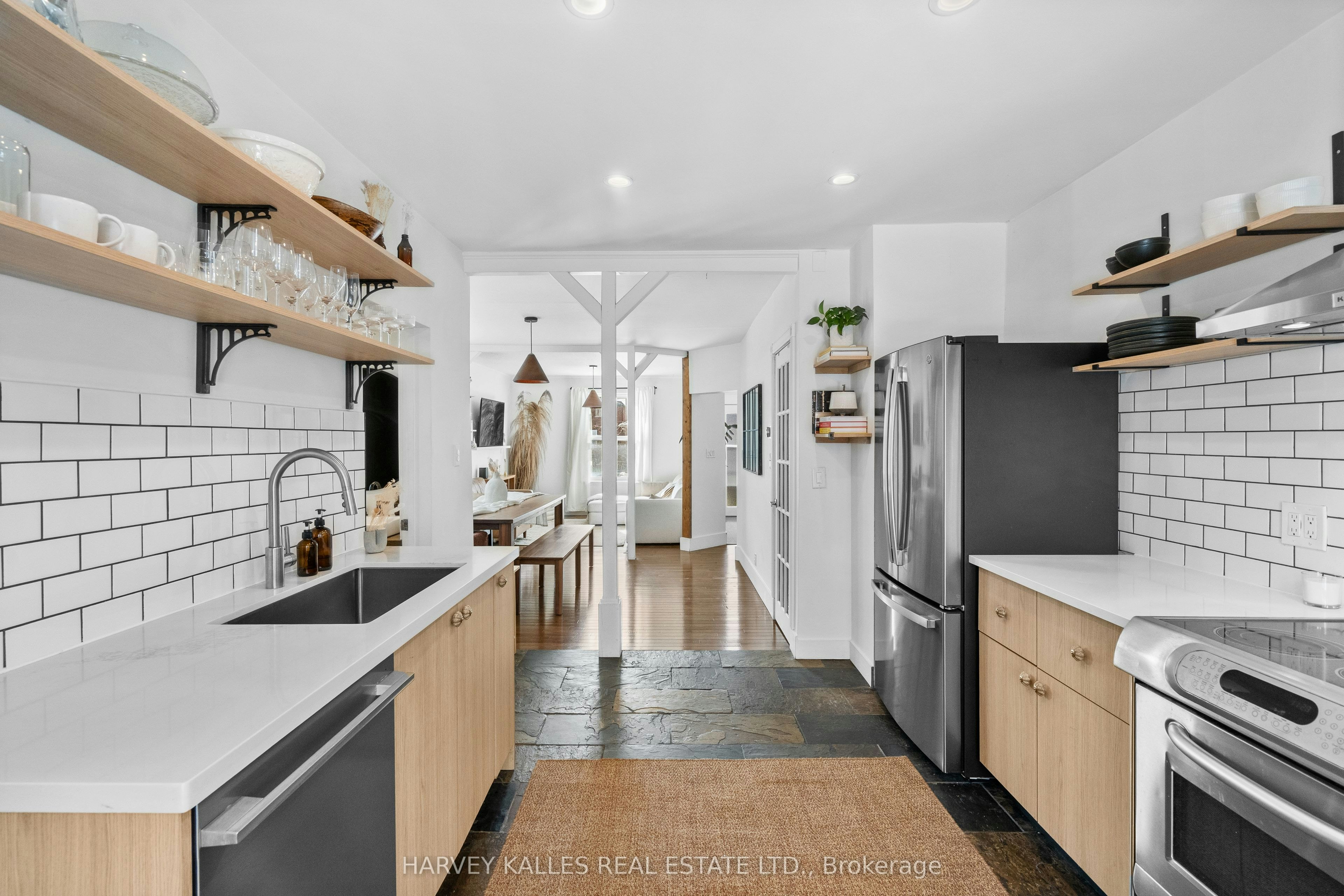 14 Manitoba Street, Toronto, ON, M8Y 1C7
