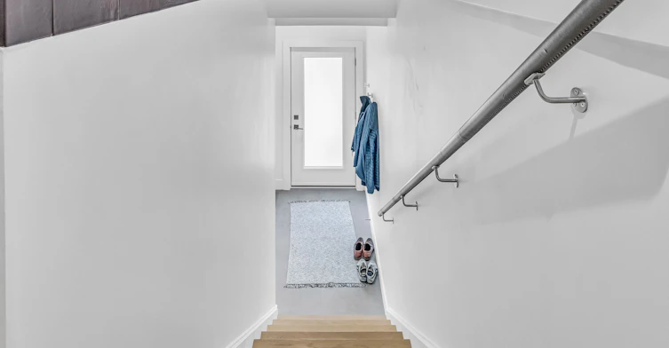 Upper-61 Edwin Avenue, Toronto, ON, M6P 3Z5 - 5