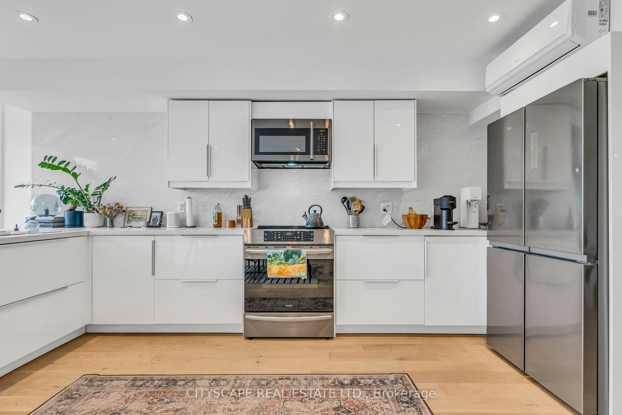 Upper-61 Edwin Avenue, Toronto, ON, M6P 3Z5 - 8
