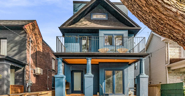 Upper-61 Edwin Avenue, Toronto, ON, M6P 3Z5