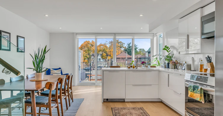 Upper-61 Edwin Avenue, Toronto, ON, M6P 3Z5 - 11